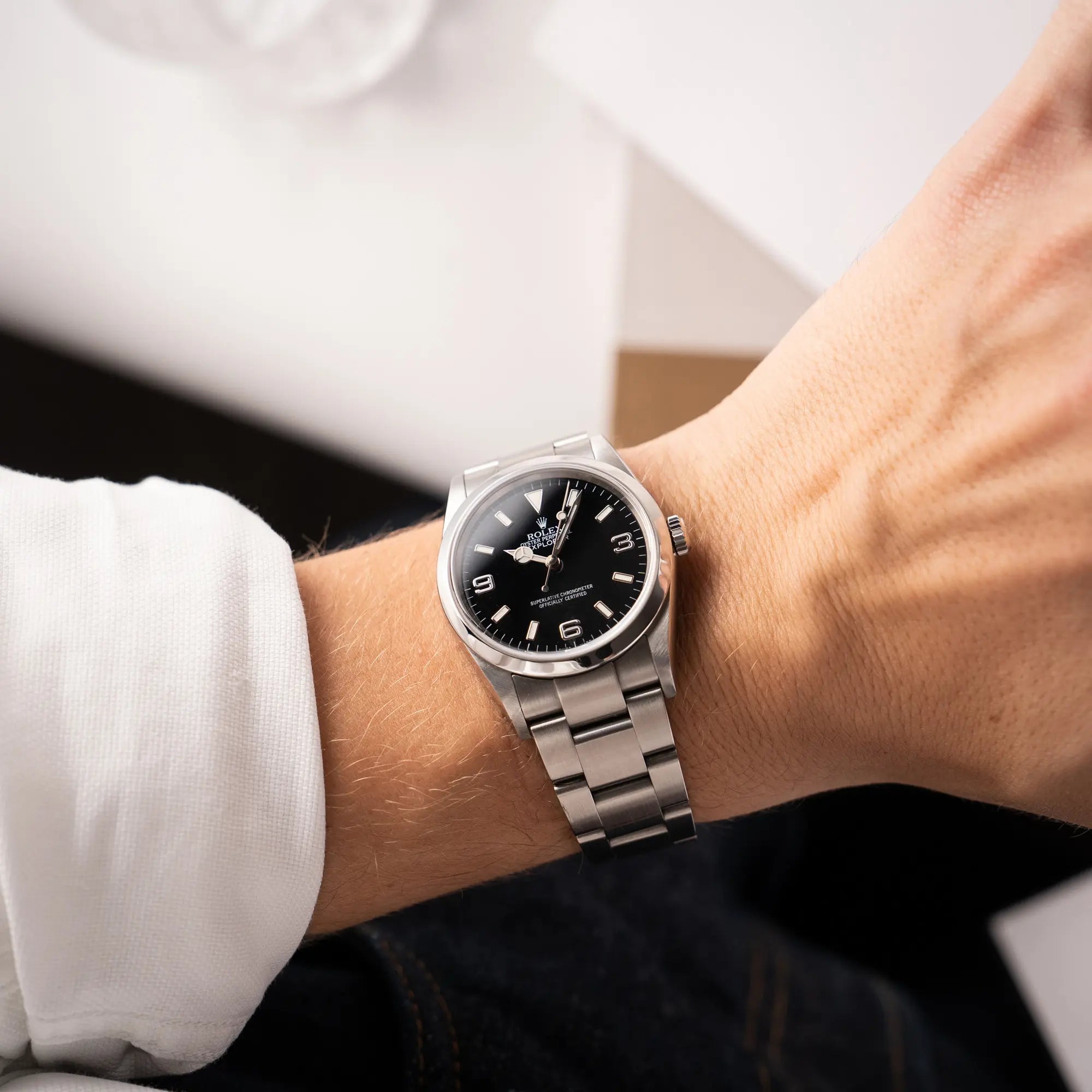 Wristshot mit der Rolex Explorer 36 der Referenz 114270 mit dem klassischen schwarzen 3-6-9-Explorer-Zifferblatt am Oytser-Stahlband an einem Männerhandgelenk