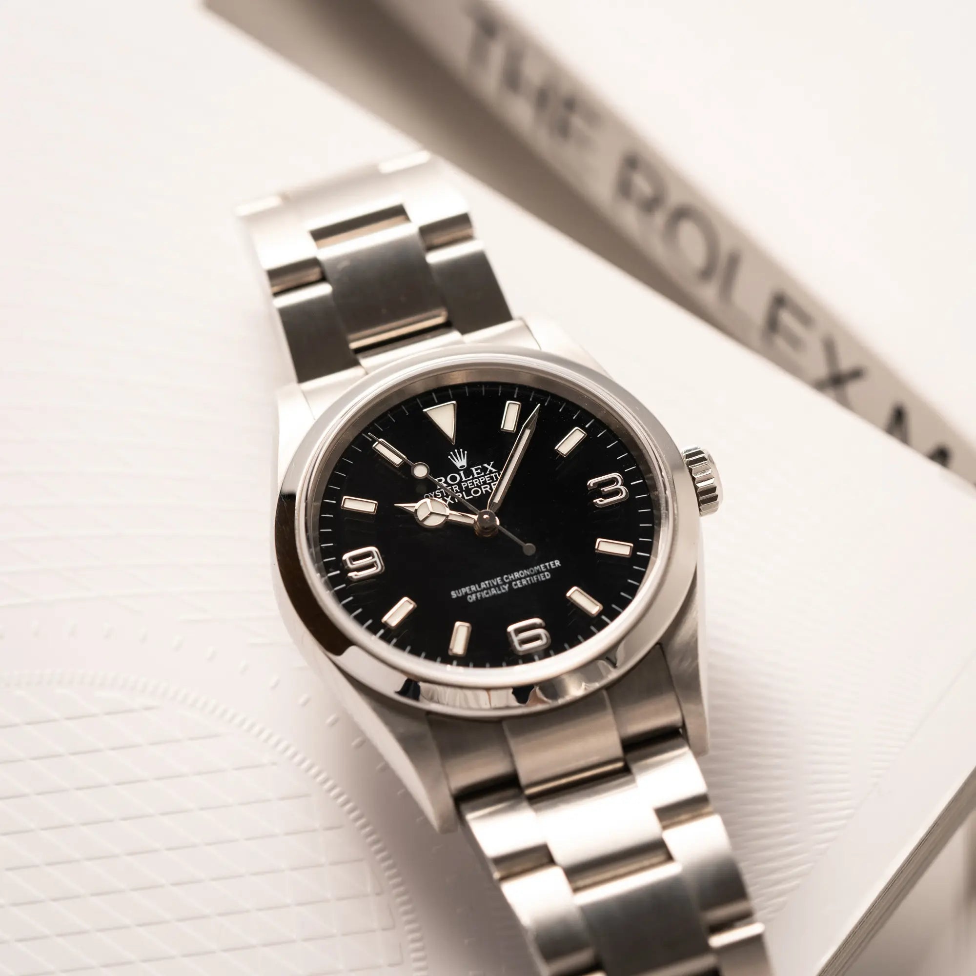 Produktfotografie als Titelbild von der Rolex Explorer 36 der Referenz 114270 mit dem klassischen schwarzen 3-6-9-Explorer-Zifferblatt am Oyster-Stahlband