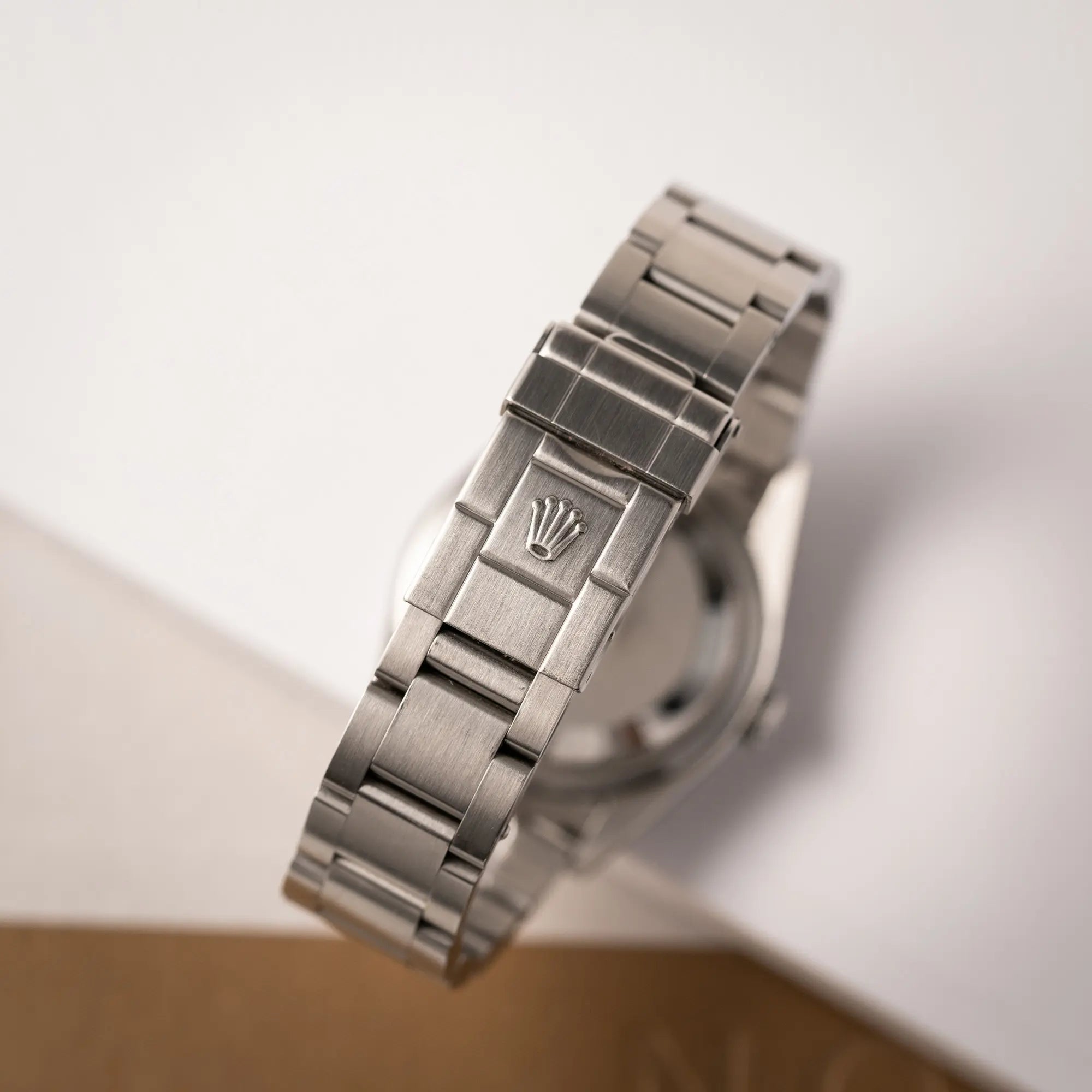 Produktfotografie zeigt die Faltschliesse und das Armband der Rolex Explorer 36 der Referenz 114270 mit dem klassischen schwarzen 3-6-9-Explorer-Zifferblatt am Oytser-Stahlband
