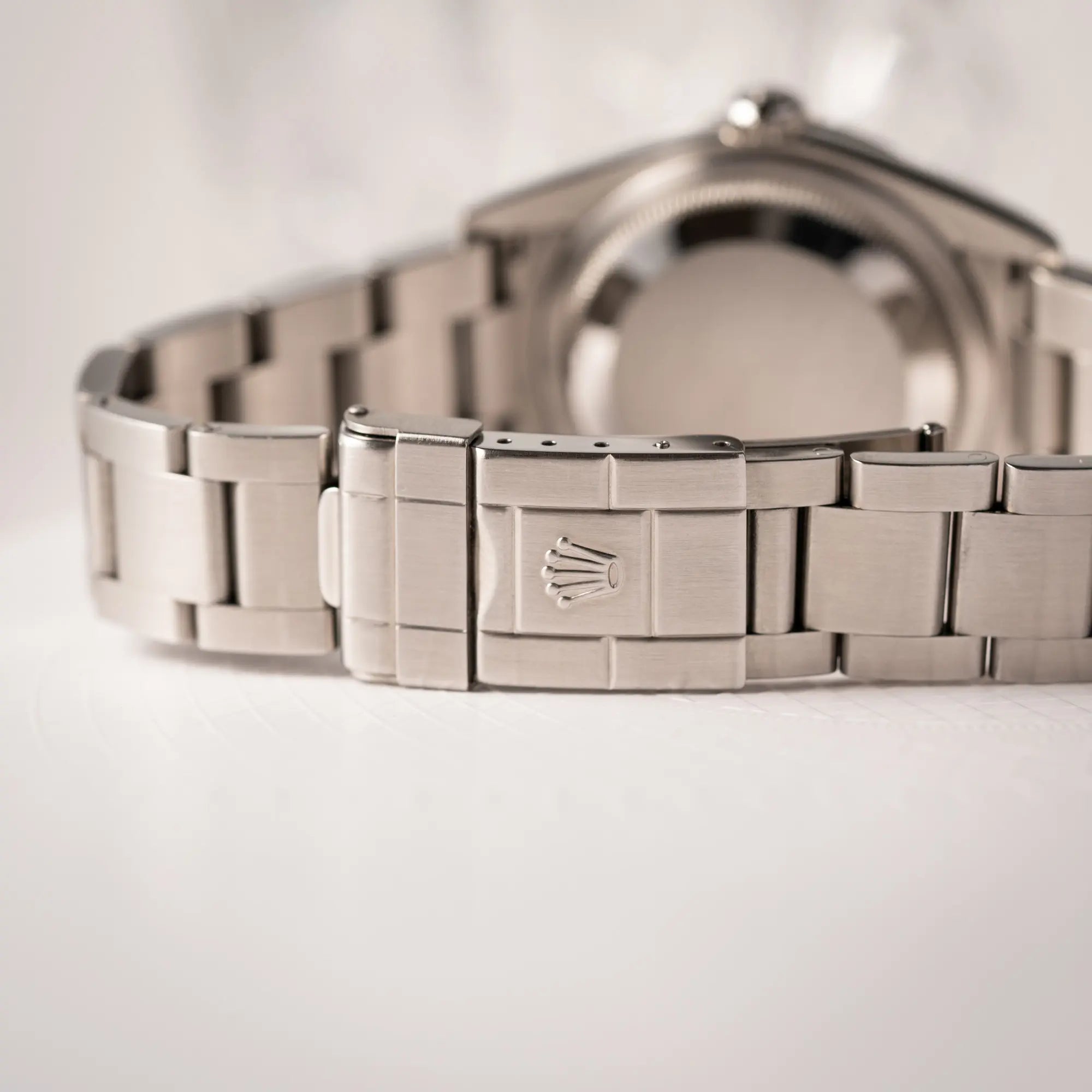 Detailaufnahme der Faltschliesse mit Rolex-Krone von der Rolex Explorer 36 der Referenz 114270 mit dem klassischen schwarzen 3-6-9-Explorer-Zifferblatt am Oytser-Stahlband