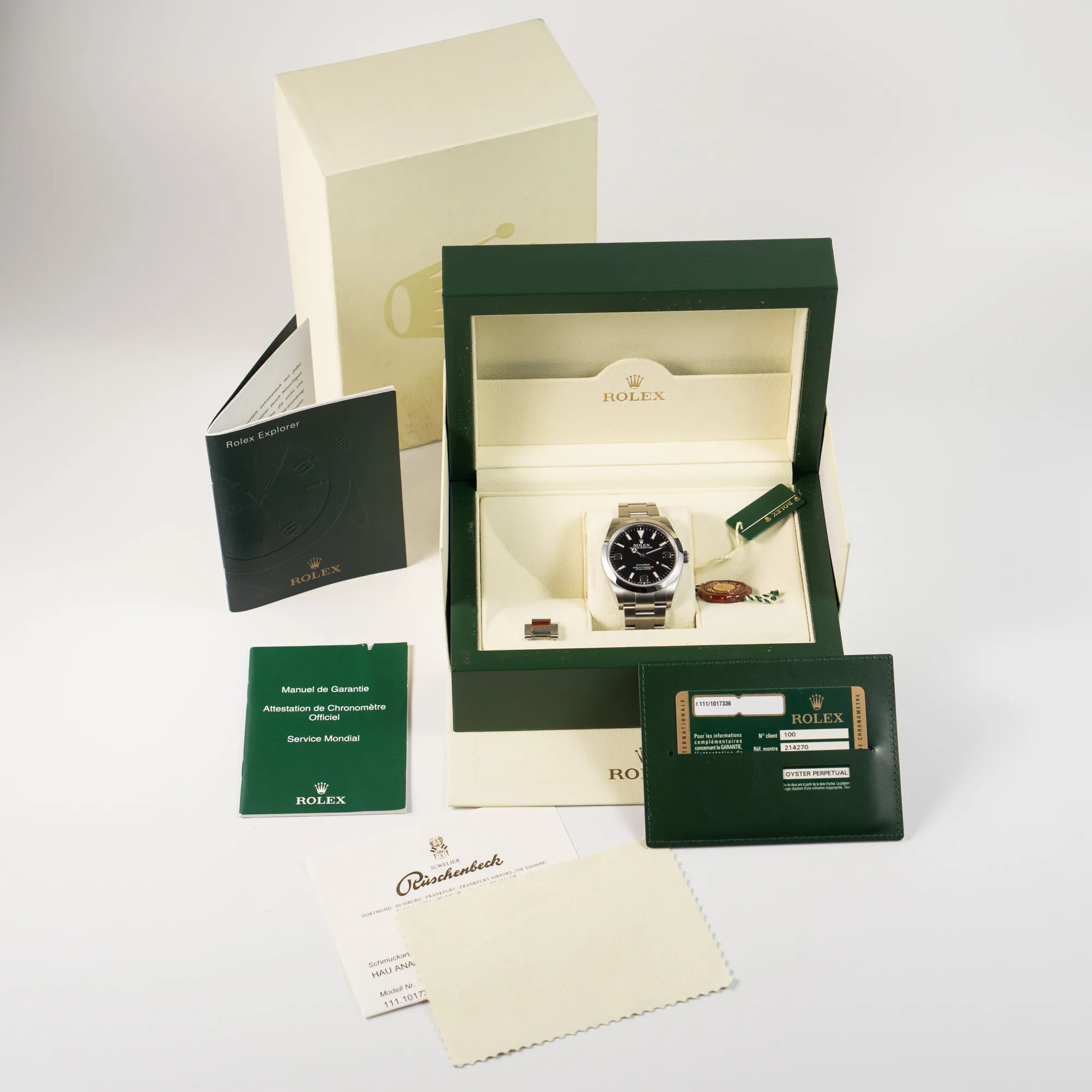 Rolex Explorer der Referenz 214270 mit 39mm Oyster-Gehäuse und dem klassischen 2-6-9-Zifferblatt in schwarz zusammen mit dem Lieferumfang, bestehend aus Box mit Umkarton, Booklets, Hangtag, Garantiekarte , Poliertuch