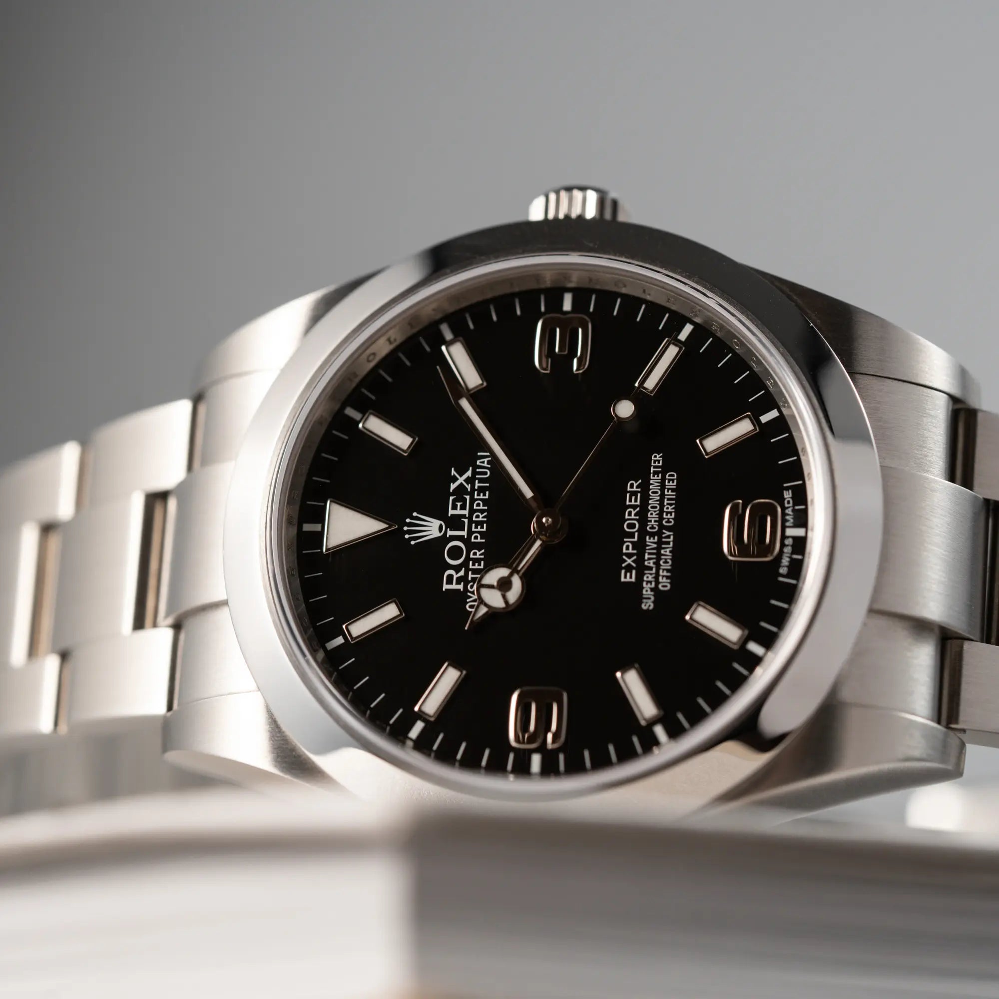 Detailaufnahme der Rolex Explorer der Referenz 214270 mit 39mm Oyster-Gehäuse und dem klassischen 2-6-9-Zifferblatt in schwarz
