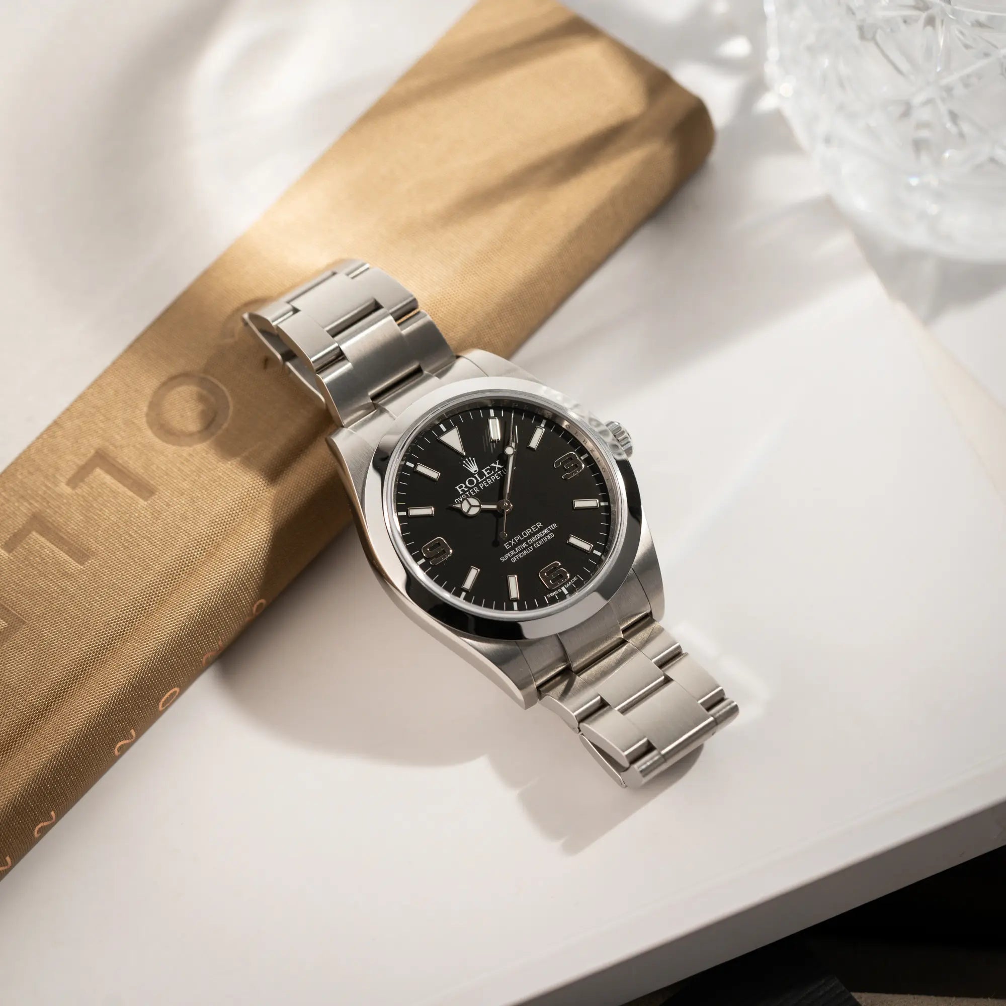Produktfotografie als Titelbild für die Rolex Explorer der Referenz 214270 mit 39mm Oyster-Gehäuse und dem klassischen 2-6-9-Zifferblatt in schwarz