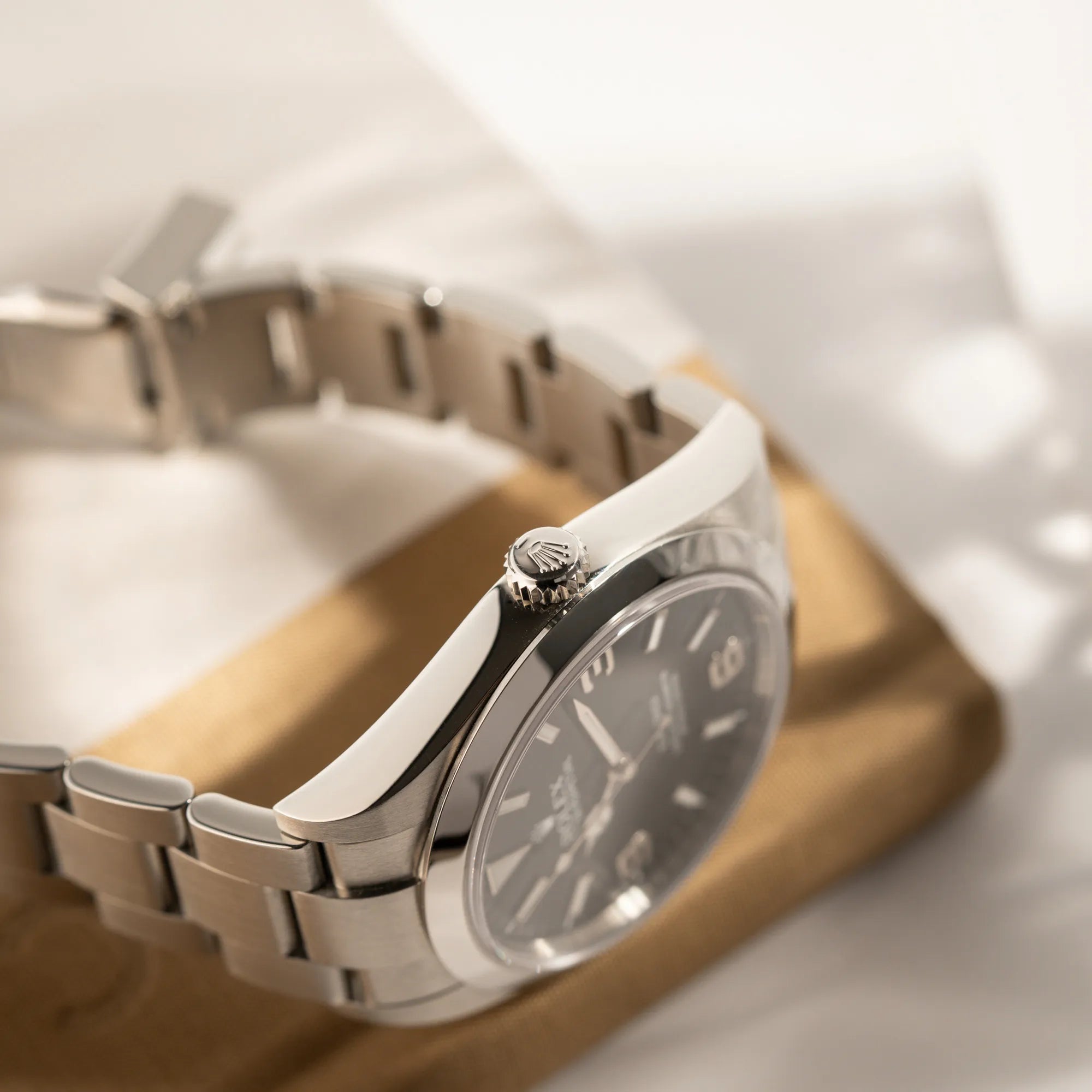 Detailaufnahme der seitlichen Gehäuseflanke mit Aufzugskrone der Rolex Explorer der Referenz 214270 mit 39mm Oyster-Gehäuse und dem klassischen 2-6-9-Zifferblatt in schwarz