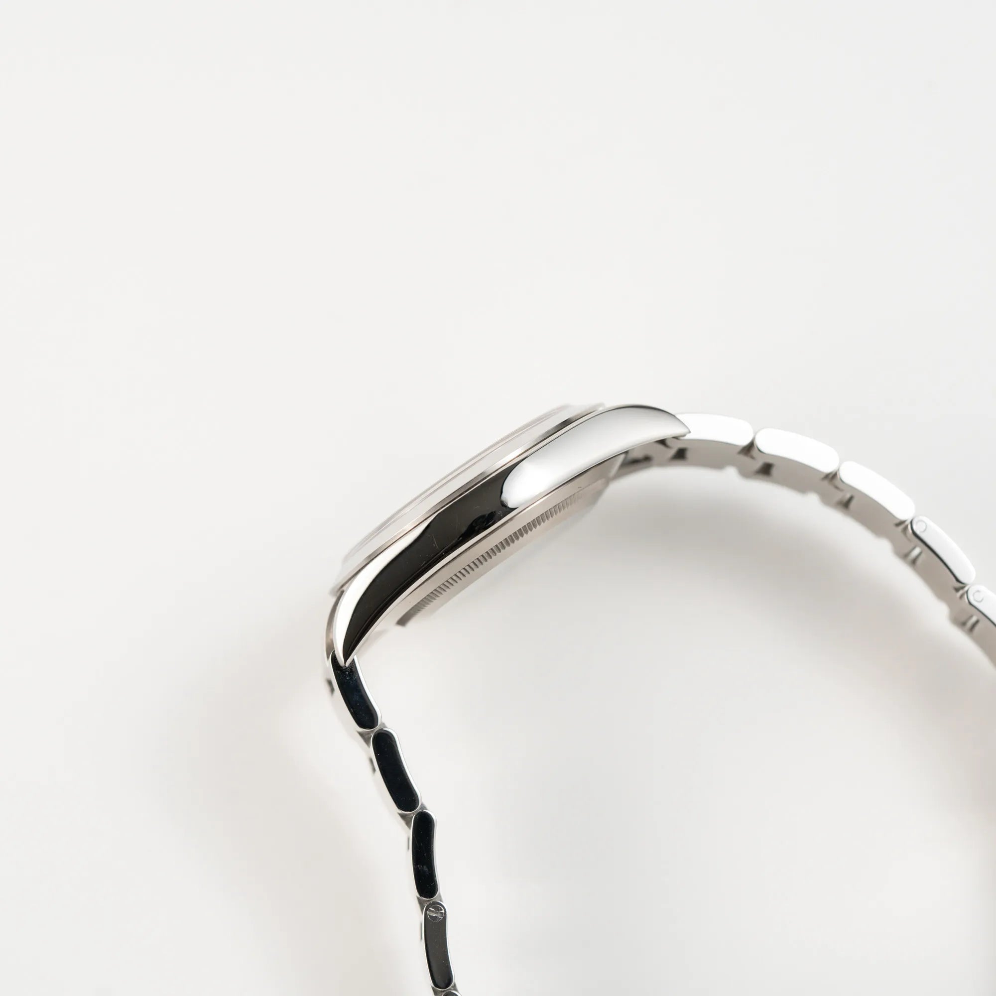 Seitliche Gehäuseflanke der Rolex Explorer der Referenz 214270 mit 39mm Oyster-Gehäuse und dem klassischen 2-6-9-Zifferblatt in schwarz