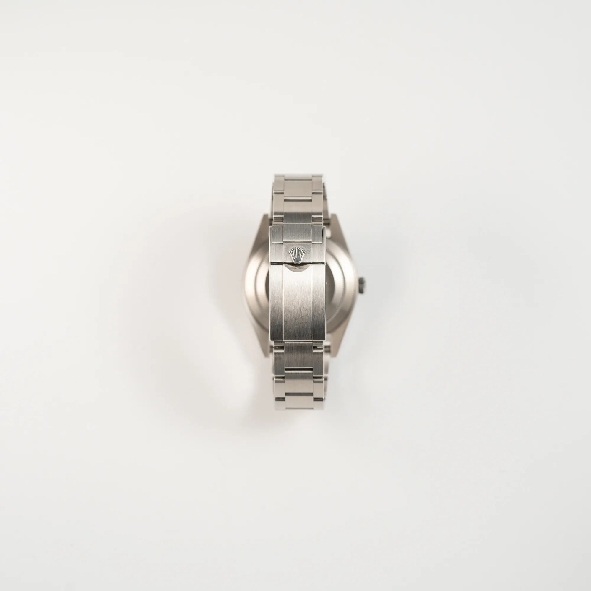 Blick auf die Oyster-Stahl-Faltschliesse der Rolex Explorer der Referenz 214270 mit 39mm Oyster-Gehäuse und dem klassischen 2-6-9-Zifferblatt in schwarz