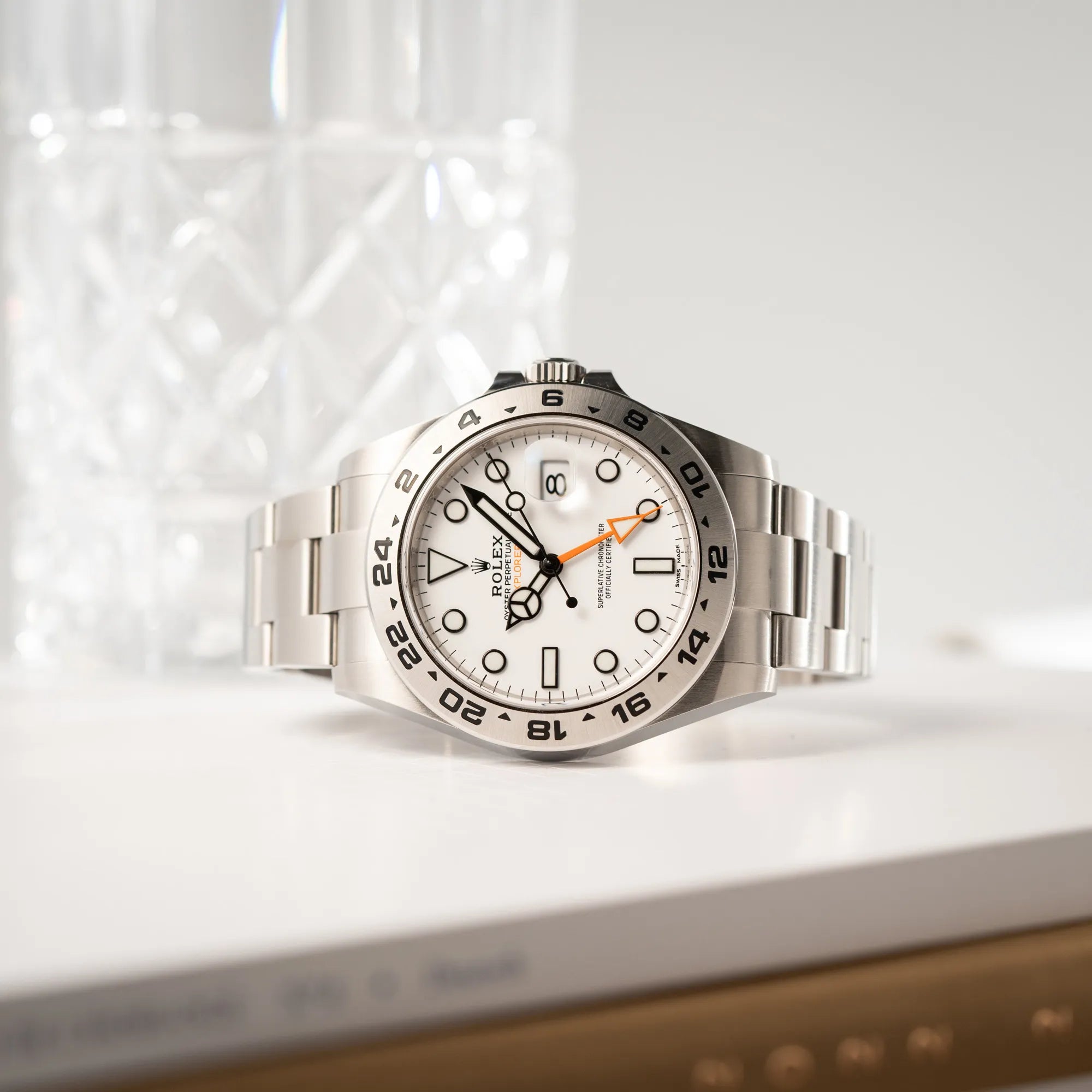 Produktfotografie der Rolex Explorer II 216570 aus 2021 mit dem weißen Polar Zifferblatt mit dem typischen orangen GMT-Zeiger in einem sehr guten Zustand