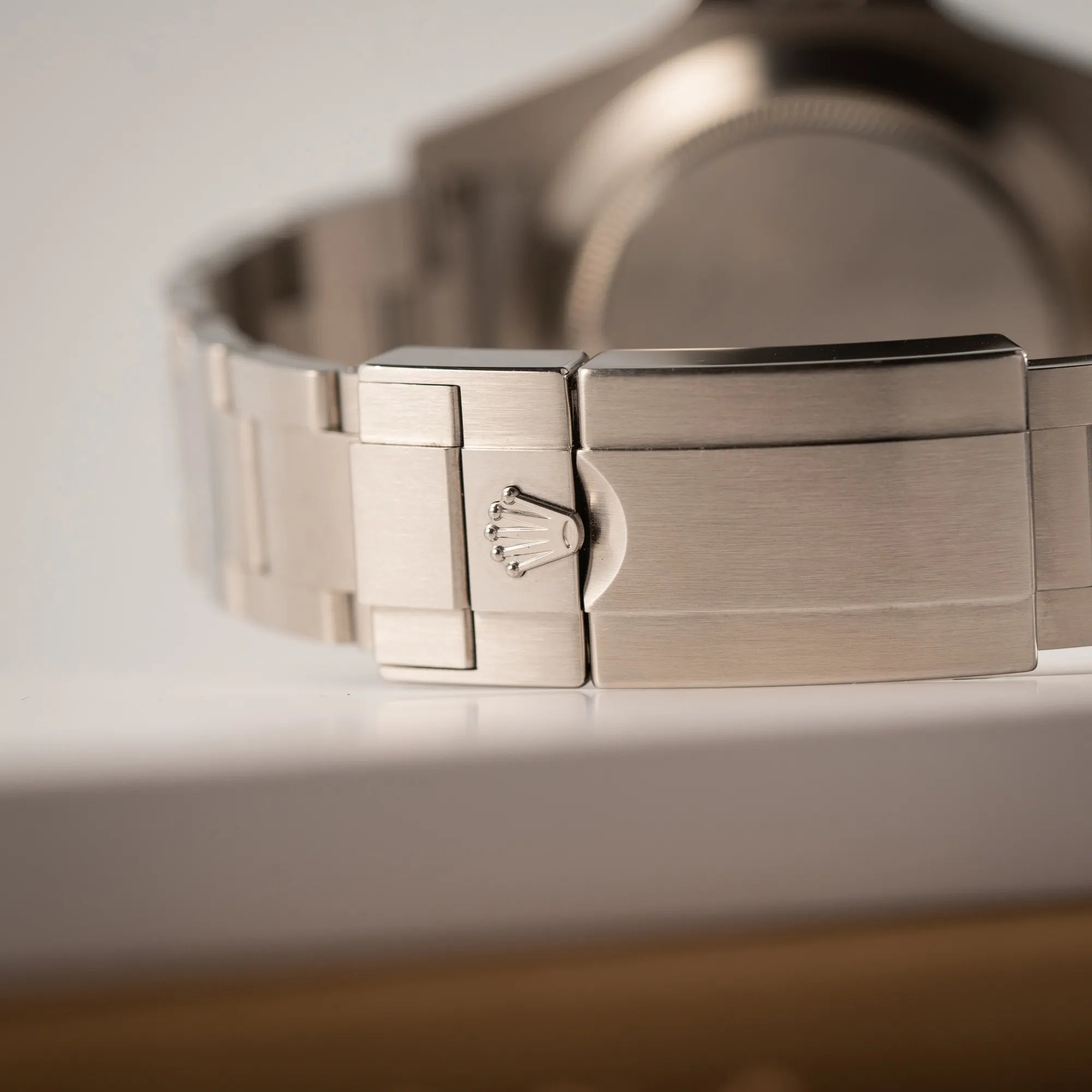 Detailaufnahme der Oyster-Falschliesse der Rolex Explorer II 216570 aus 2021 mit dem weißen Polar Zifferblatt mit dem typischen orangen GMT-Zeiger in einem sehr guten Zustand