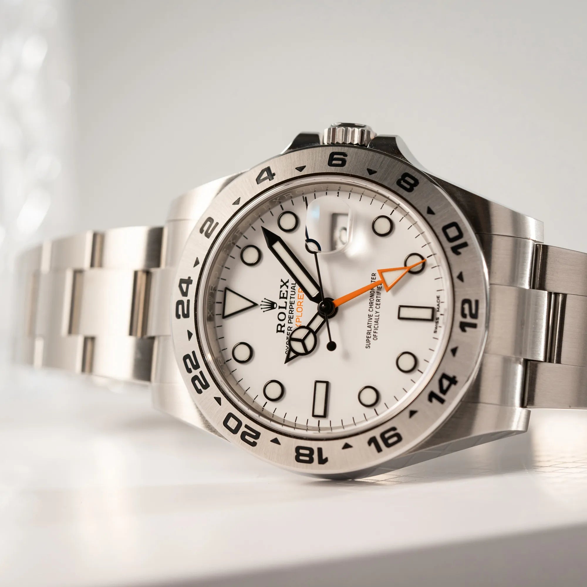 Produktfotografie als Titelbild für die Rolex Explorer II 216570 mit dem weißen Polar Zifferblatt mit dem typischen orangen GMT-Zeiger