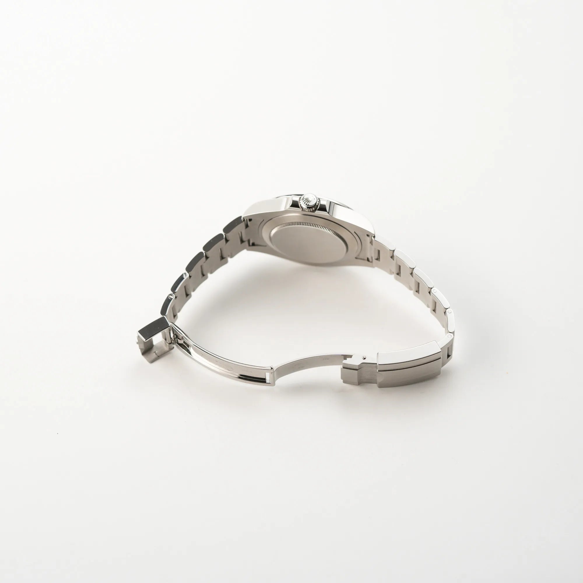 Geöffnete Faltschliesse am Oyster-Stahlband der Rolex Explorer II 216570 aus 2021 mit dem weißen Polar Zifferblatt mit dem typischen orangen GMT-Zeiger in einem sehr guten Zustand