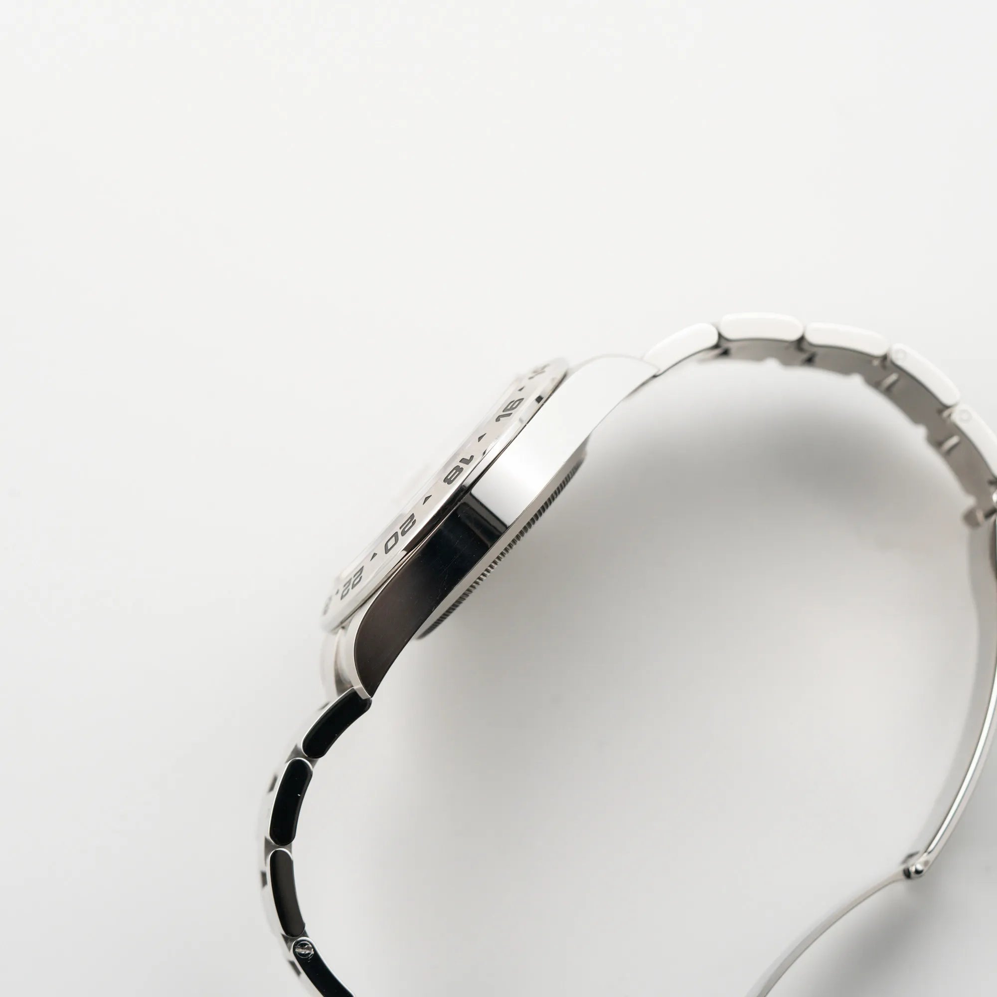 Seitliche Gehäuseflanke der Rolex Explorer II 216570 aus 2021 mit dem weißen Polar Zifferblatt mit dem typischen orangen GMT-Zeiger in einem sehr guten Zustand