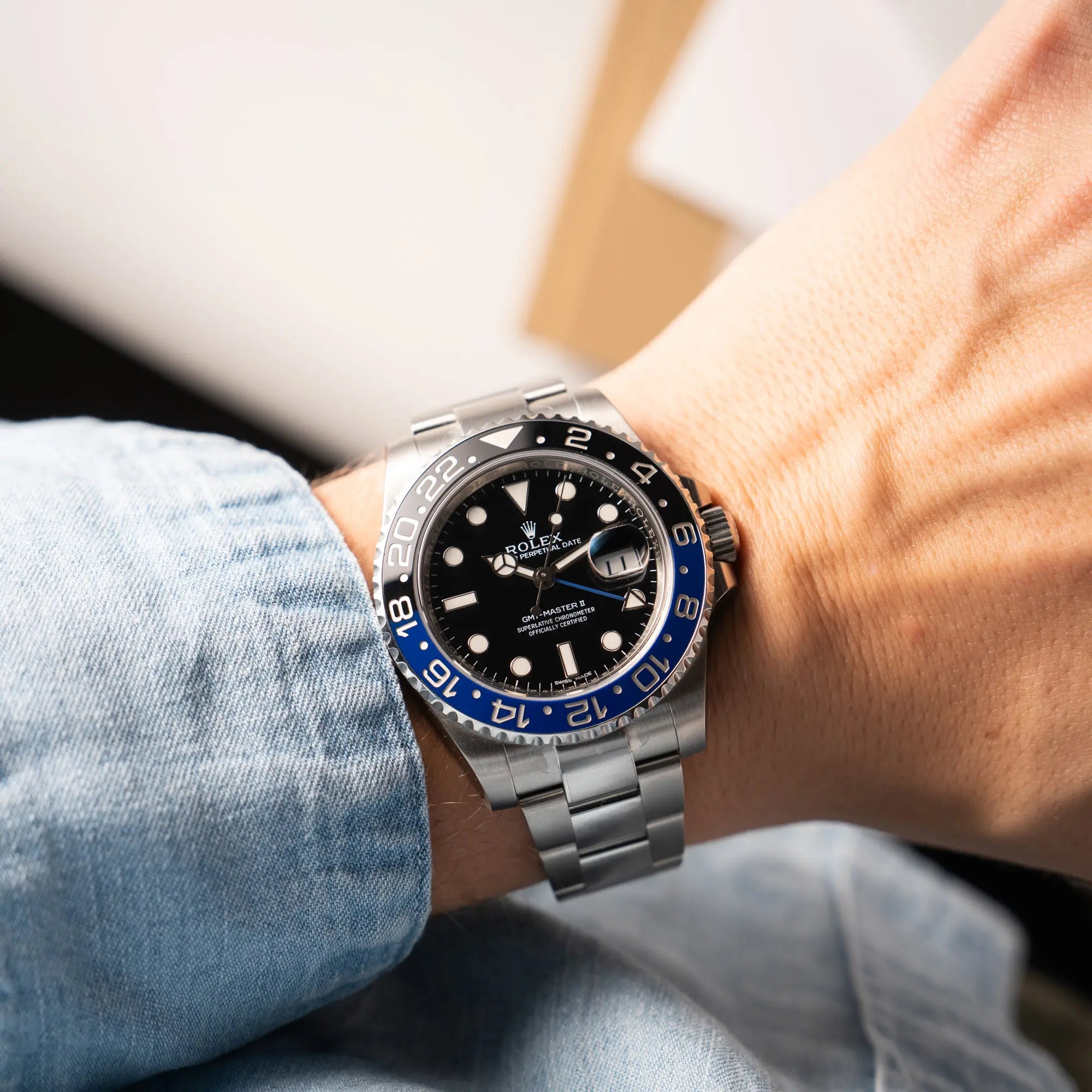 Wristshot mit der Rolex GMT-Master II der Referenz 116710BLNR mit dem Nickname "Batman" mit der schwarz blauen Keramik-Lünette am Oyster-Stahlband im verklebten Neuzustand