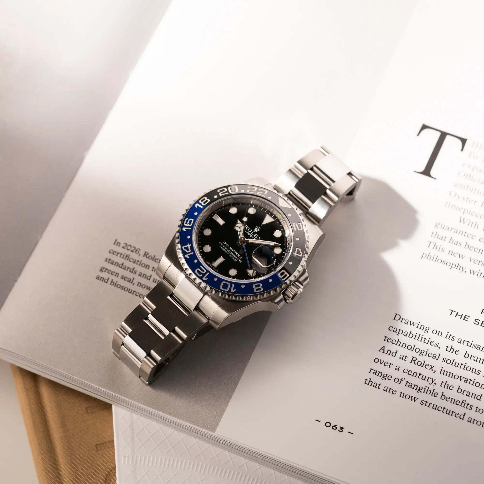 Rolex GMT-Master II der Referenz 116710BLNR mit dem Nickname "Batman" mit der schwarz blauen Keramik-Lünette am Oyster-Stahlband im verklebten Neuzustand