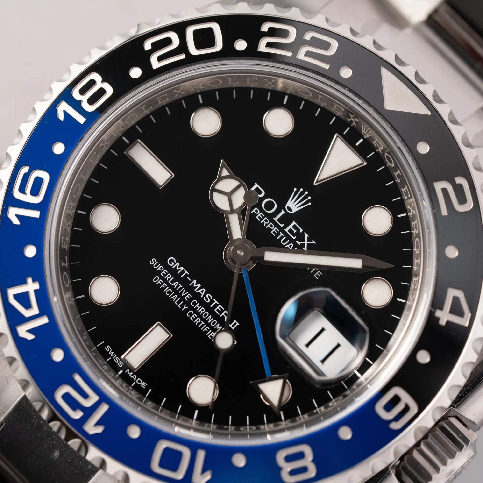 Detailaufnahme der Rolex GMT-Master II der Referenz 116710BLNR mit dem Nickname "Batman" mit der schwarz blauen Keramik-Lünette am Oyster-Stahlband im verklebten Neuzustand