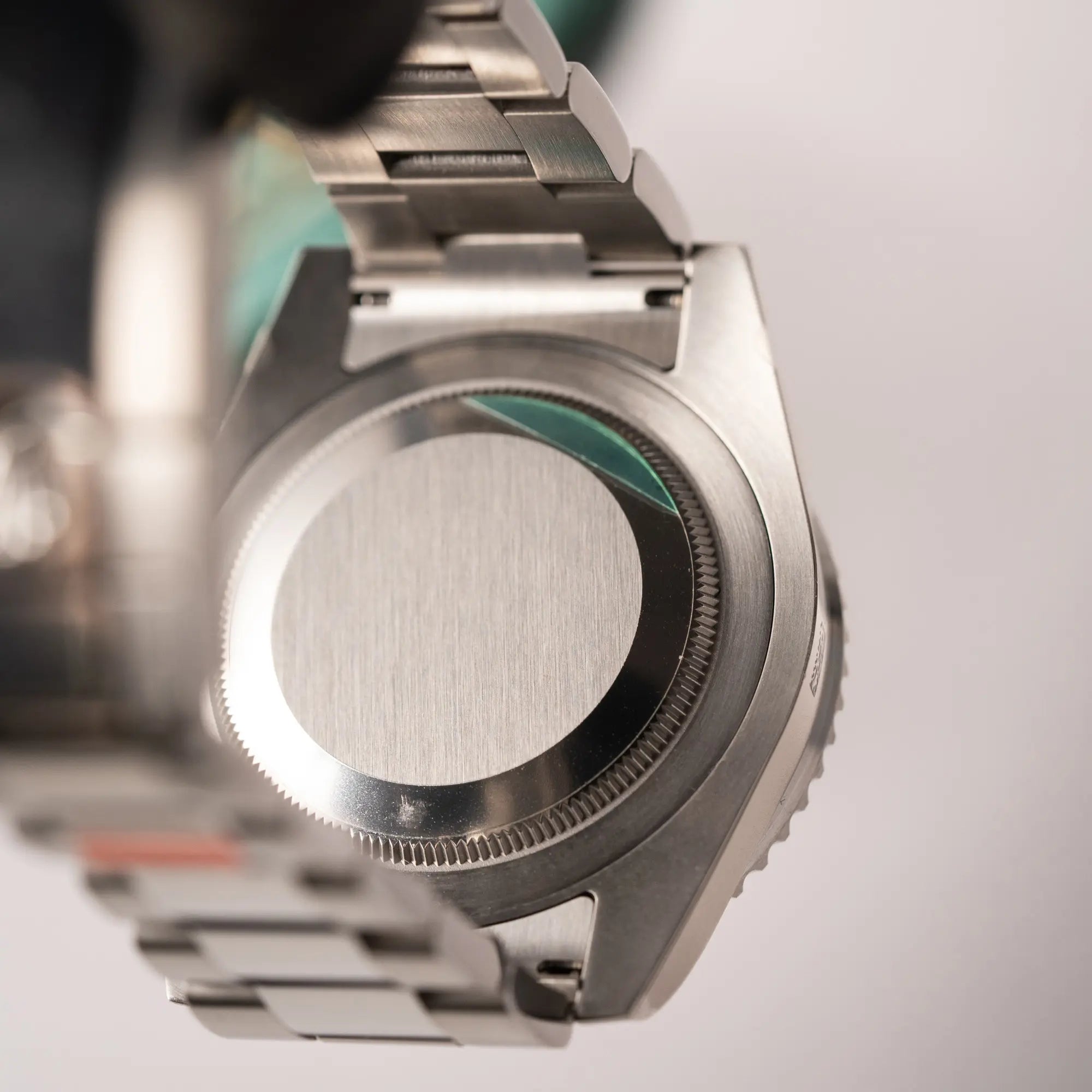 Gehäuseboden der Rolex GMT-Master II der Referenz 116710BLNR mit dem Nickname "Batman" mit der schwarz blauen Keramik-Lünette am Oyster-Stahlband im verklebten Neuzustand