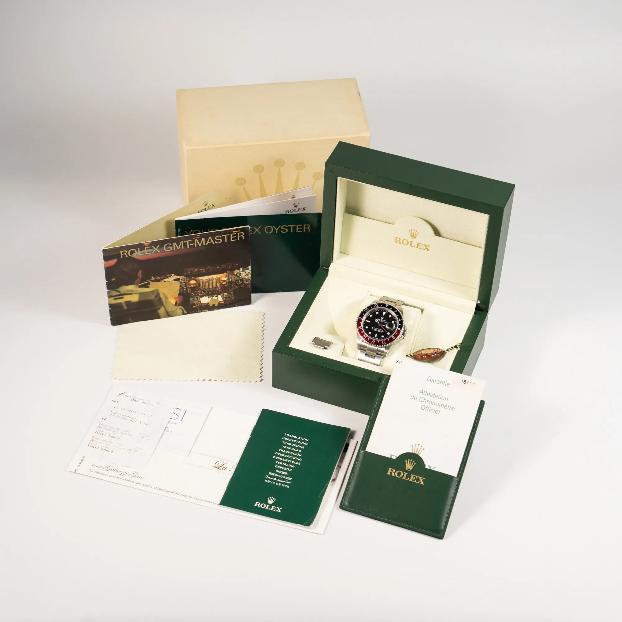 Lieferumfang der Rolex GMT-Master II 16710 mit der schwarz-roten "Coke" Aluminium-Lünetten-Einlage aus 2003 am Oyster Stahlband, bestehend aus Box mit Umkarton, Papieren, Booklets und Service-Belegen