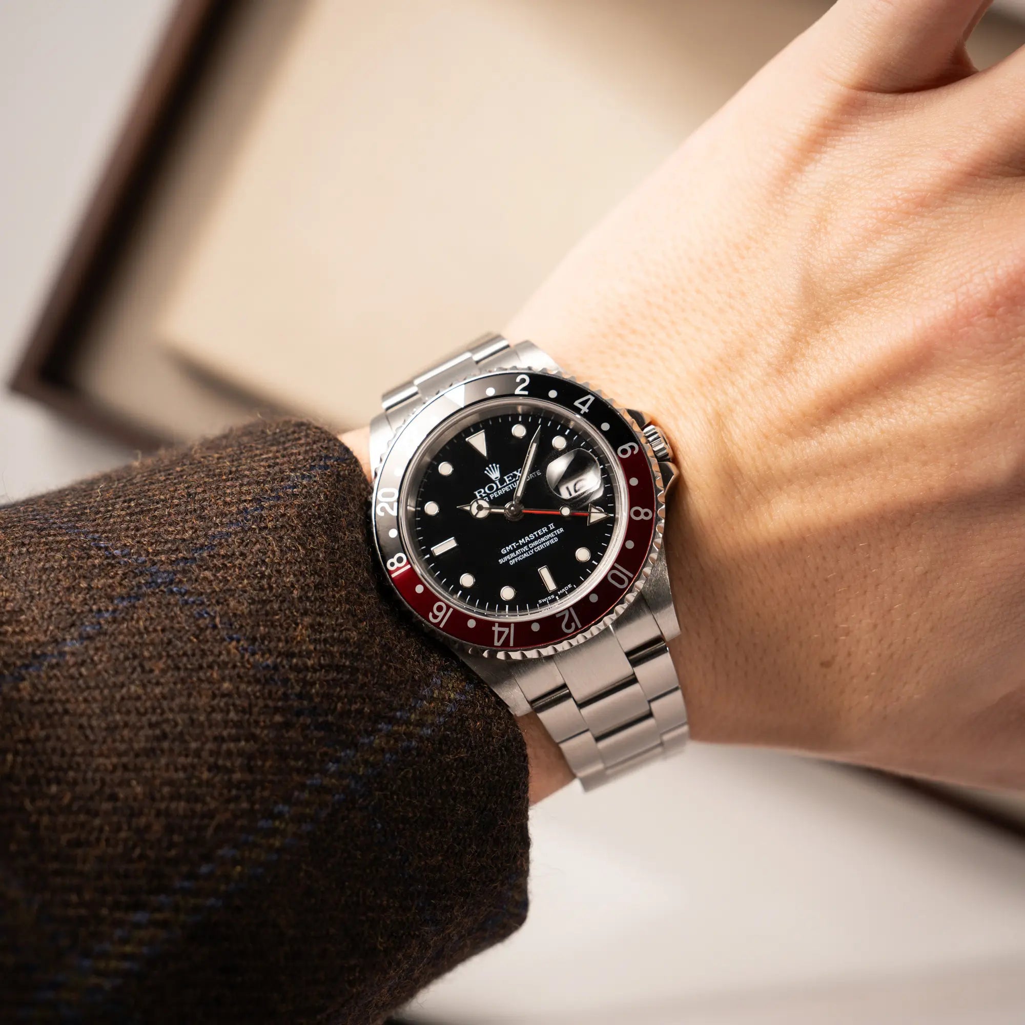 Wristshot mit der Rolex GMT-Master II 16710 mit der schwarz-roten "Coke" Aluminium-Lünetten-Einlage am Oyster Stahlband