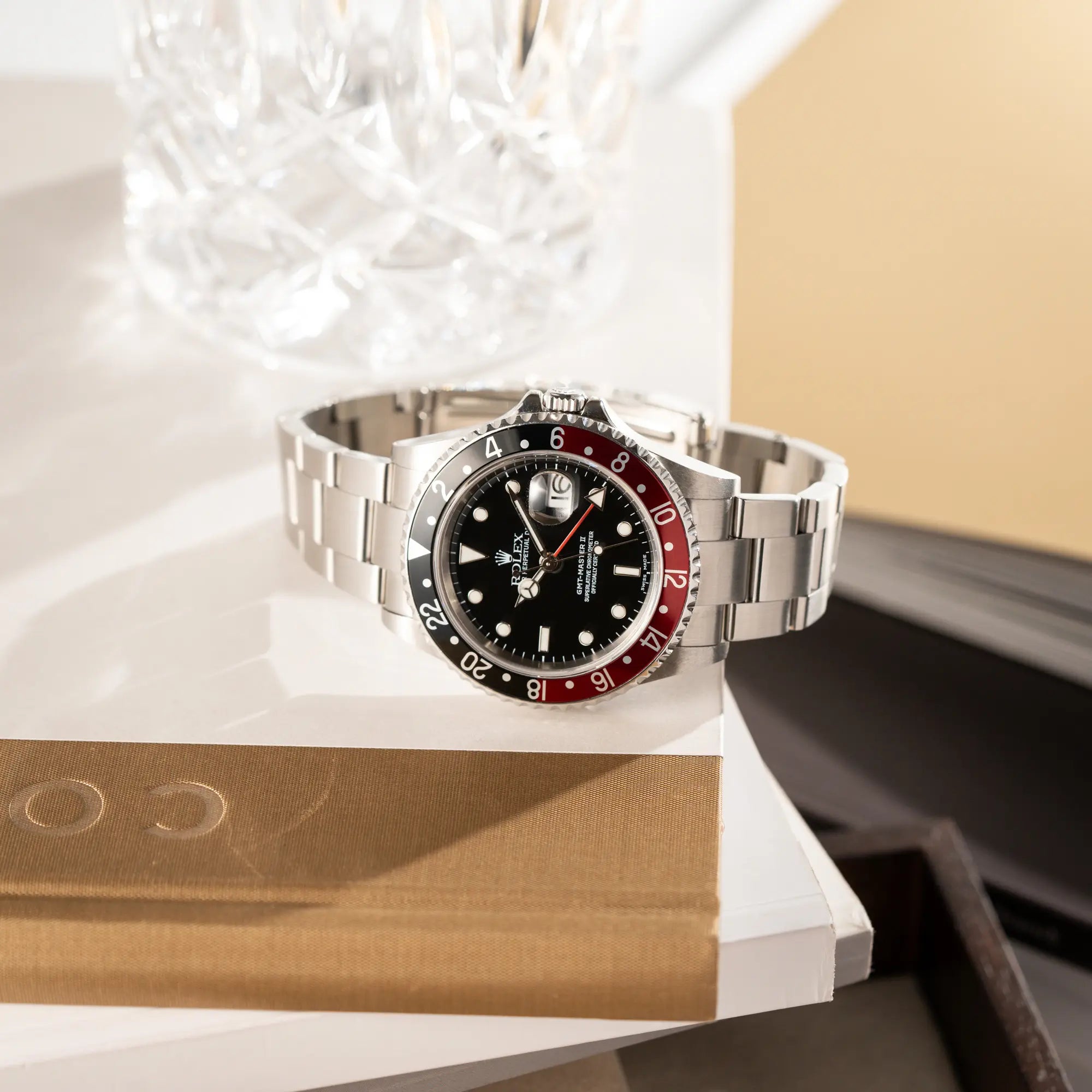 Produktfotografie der Rolex GMT-Master II 16710 mit der schwarz-roten "Coke" Aluminium-Lünetten-Einlage aus 2003 am Oyster Stahlband