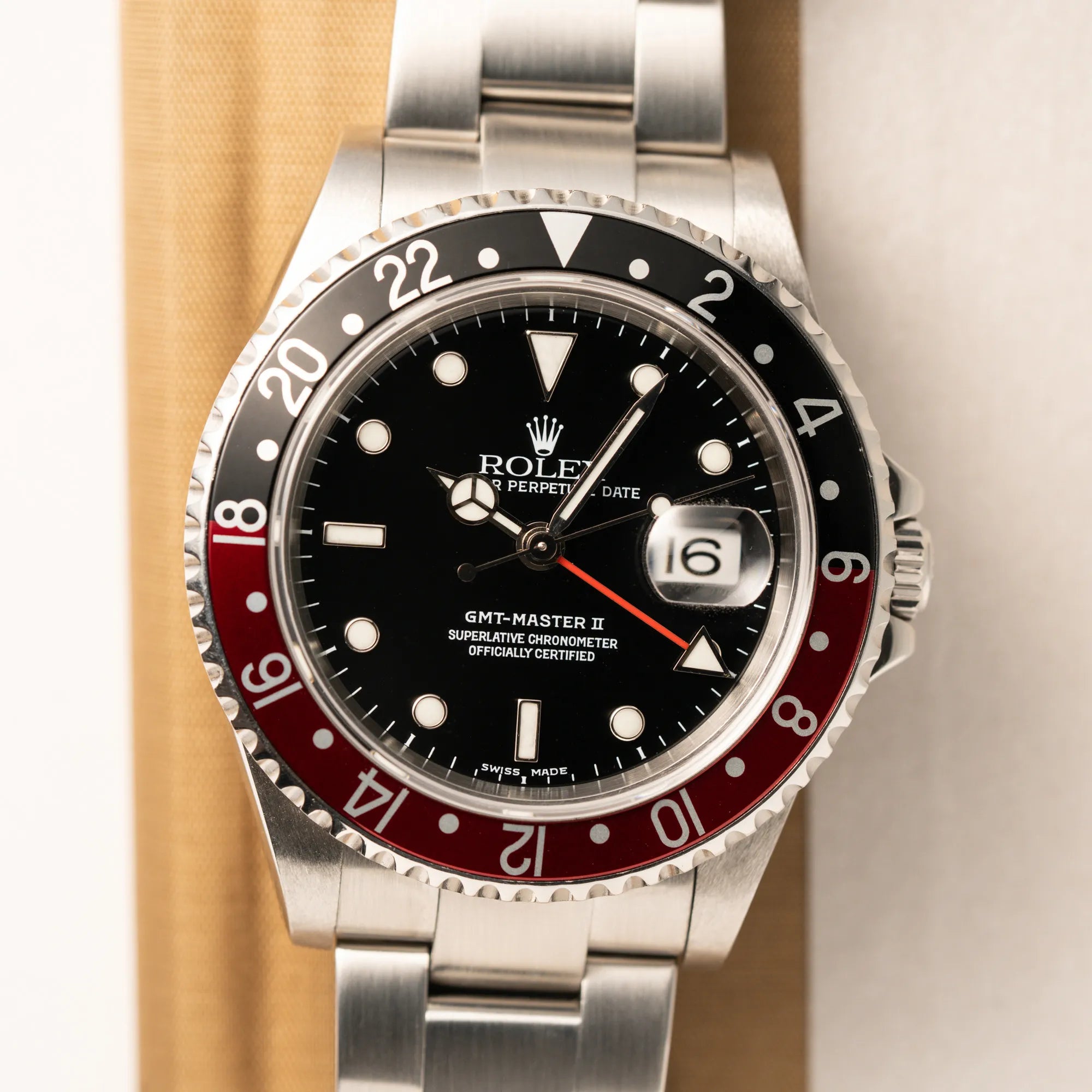 Detailaufnahme der Rolex GMT-Master II 16710 mit der schwarz-roten "Coke" Aluminium-Lünetten-Einlage aus 2003 am Oyster Stahlband