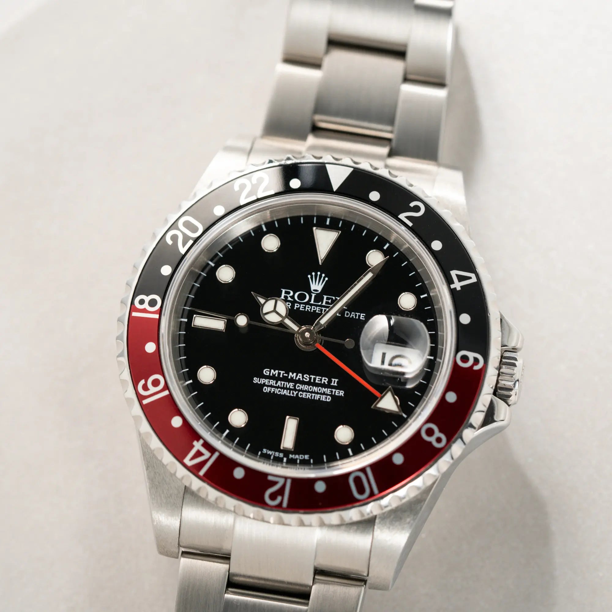 Makroaufnahme der Rolex GMT-Master II 16710 mit der schwarz-roten "Coke" Aluminium-Lünetten-Einlage aus 2003 am Oyster Stahlband