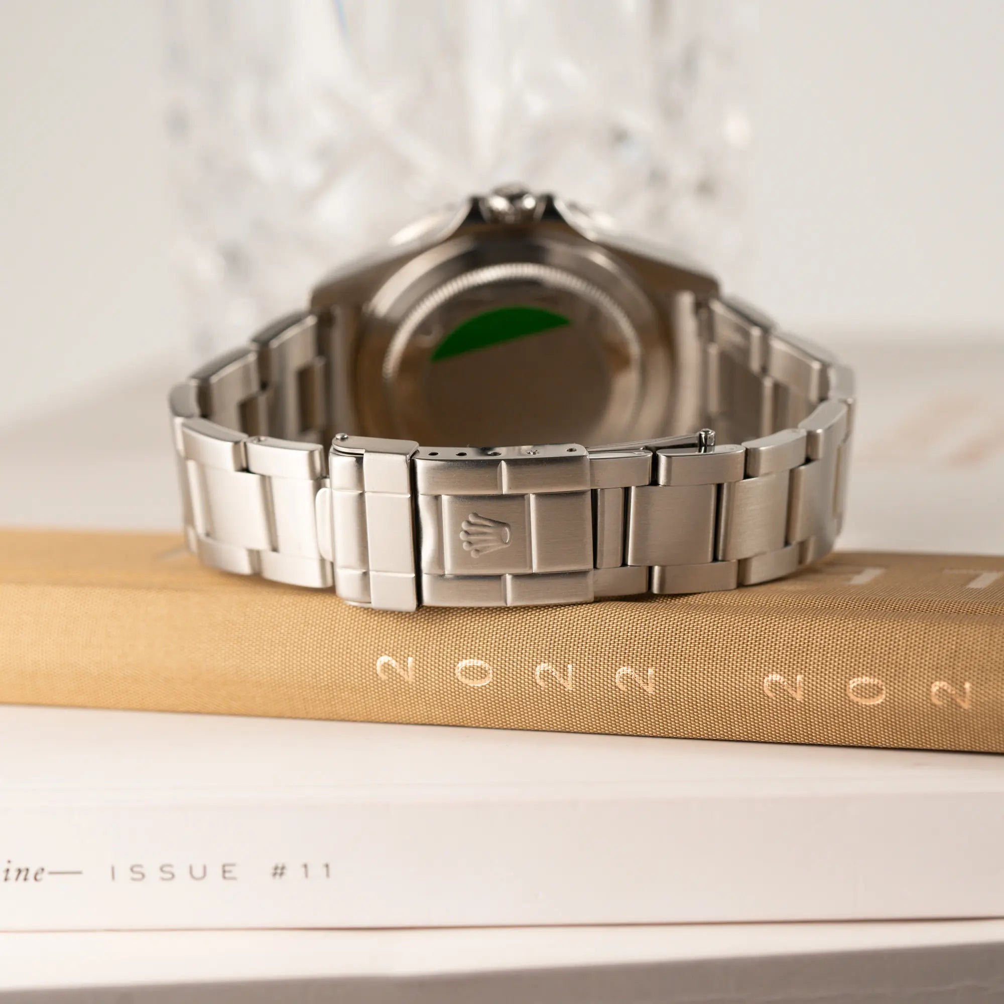 Produktfotografie der Rolex GMT-Master II 16710 mit der schwarz-roten "Coke" Aluminium-Lünetten-Einlage aus 2003 am Oyster Stahlband zeigt das Oyster-Faltschliesse