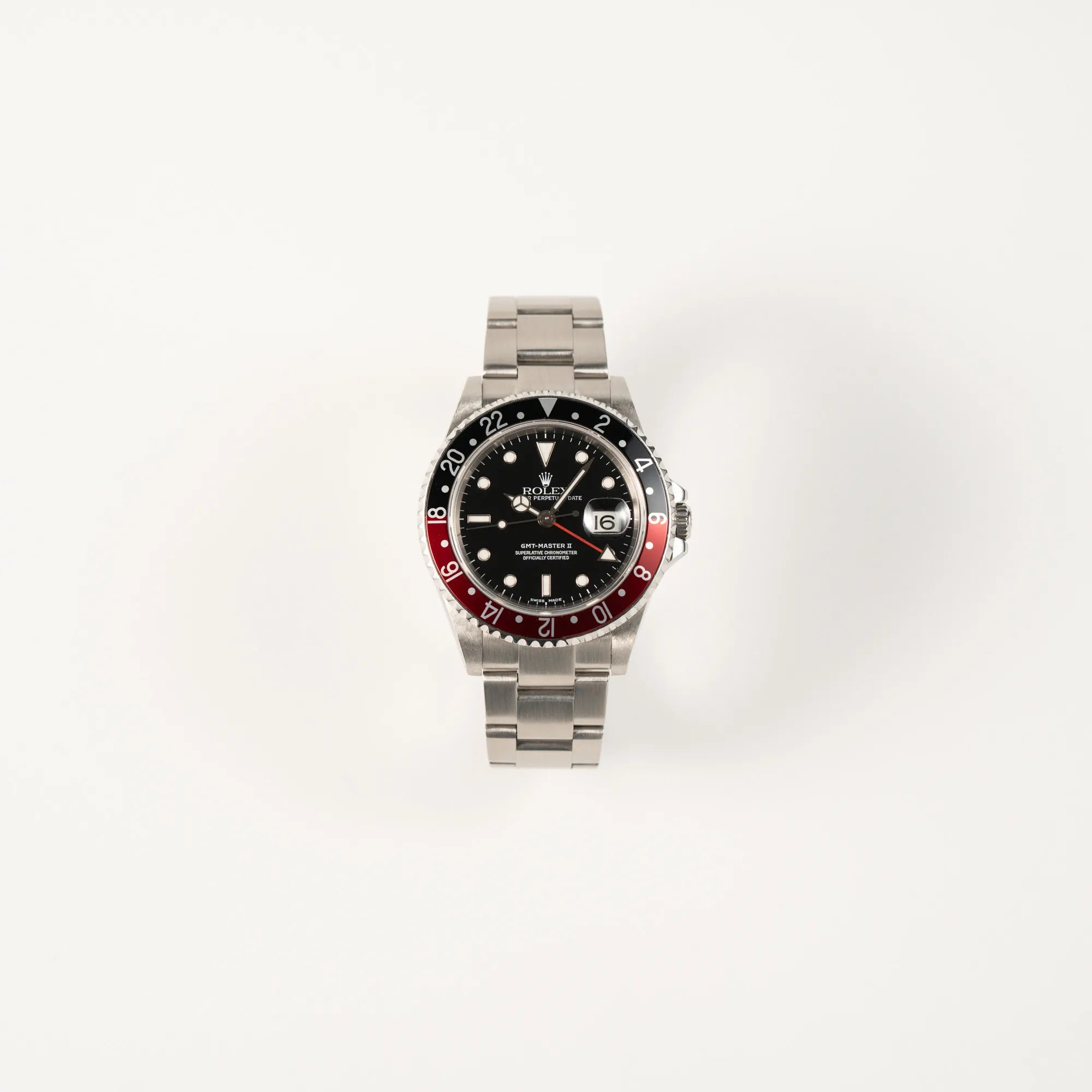 Frontale Ansicht der Rolex GMT-Master II 16710 mit der schwarz-roten "Coke" Aluminium-Lünetten-Einlage am Oyster Stahlband