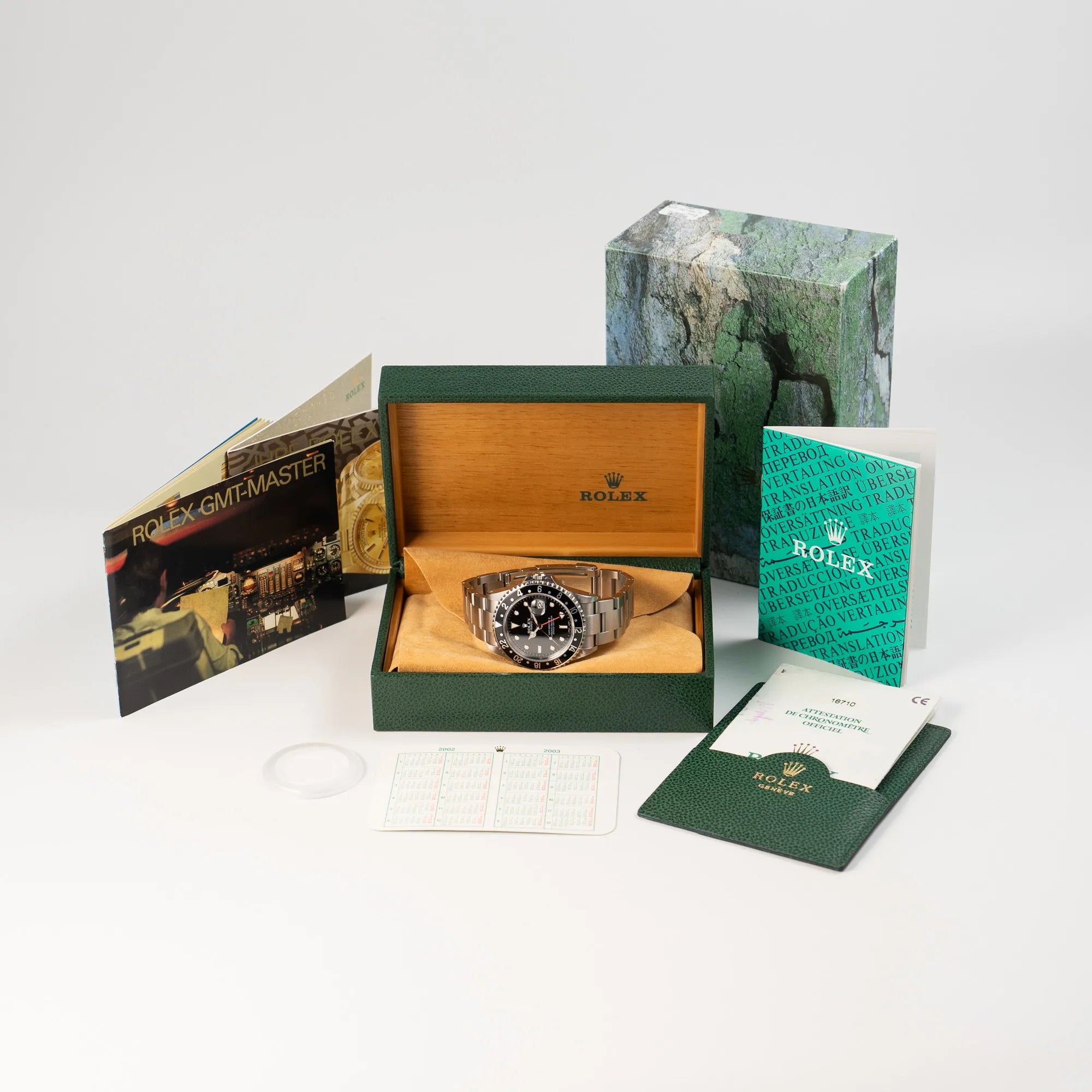 Rolex GMT-Master II 16710  aus 2001 mit schwarzem Aluminium-Lünetten-Inlay in einem neuwertigen Zustand zusammen mit dem Lieferumfang, bestehend aus Box mit Umkarton, original Garantiekarte, Rolex-Kalender, allen zugehörigen Booklets und einem Lünetten-Schutz