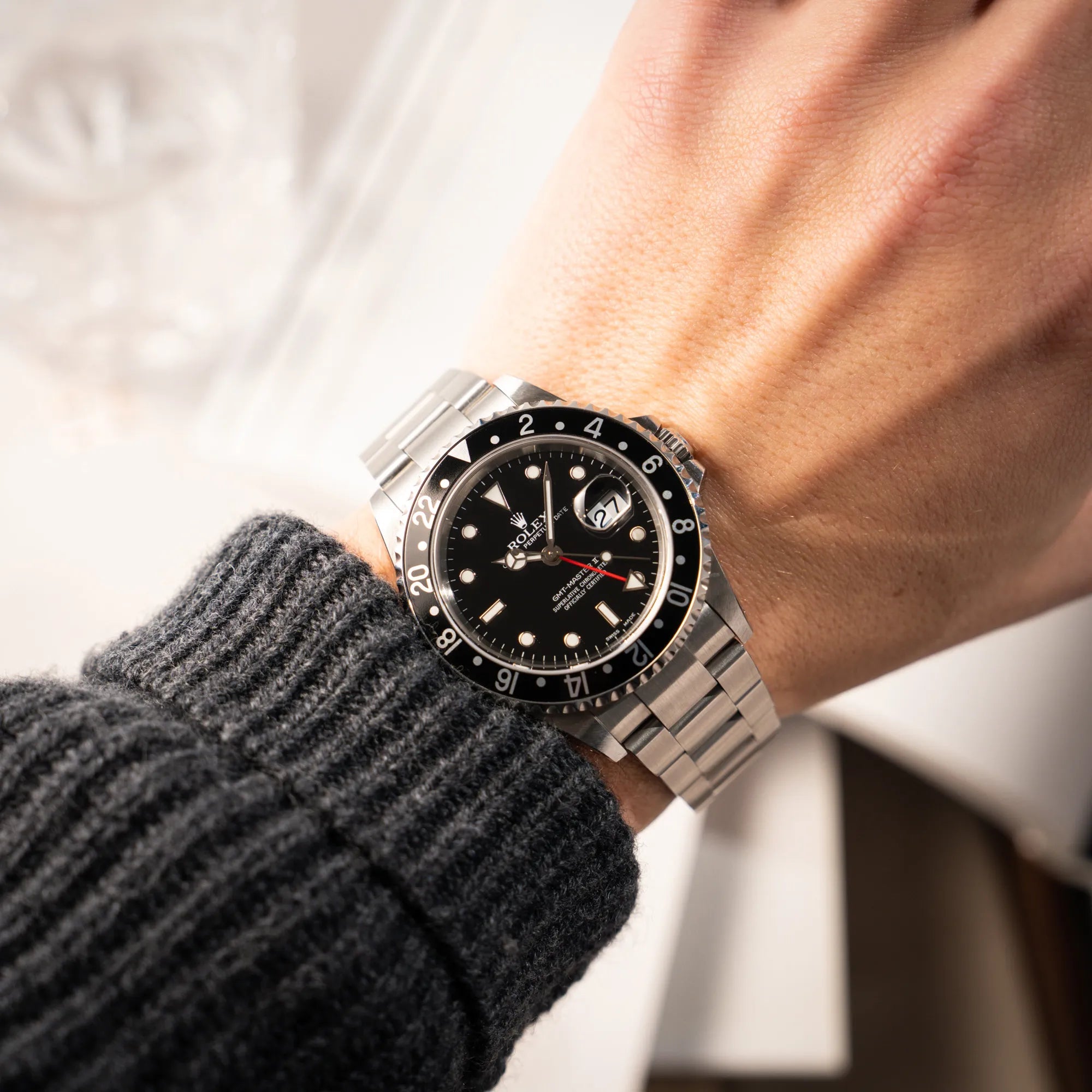 Wristshot mit der Rolex GMT-Master II 16710  aus 2001 mit schwarzem Aluminium-Lünetten-Inlay in einem neuwertigen Zustand