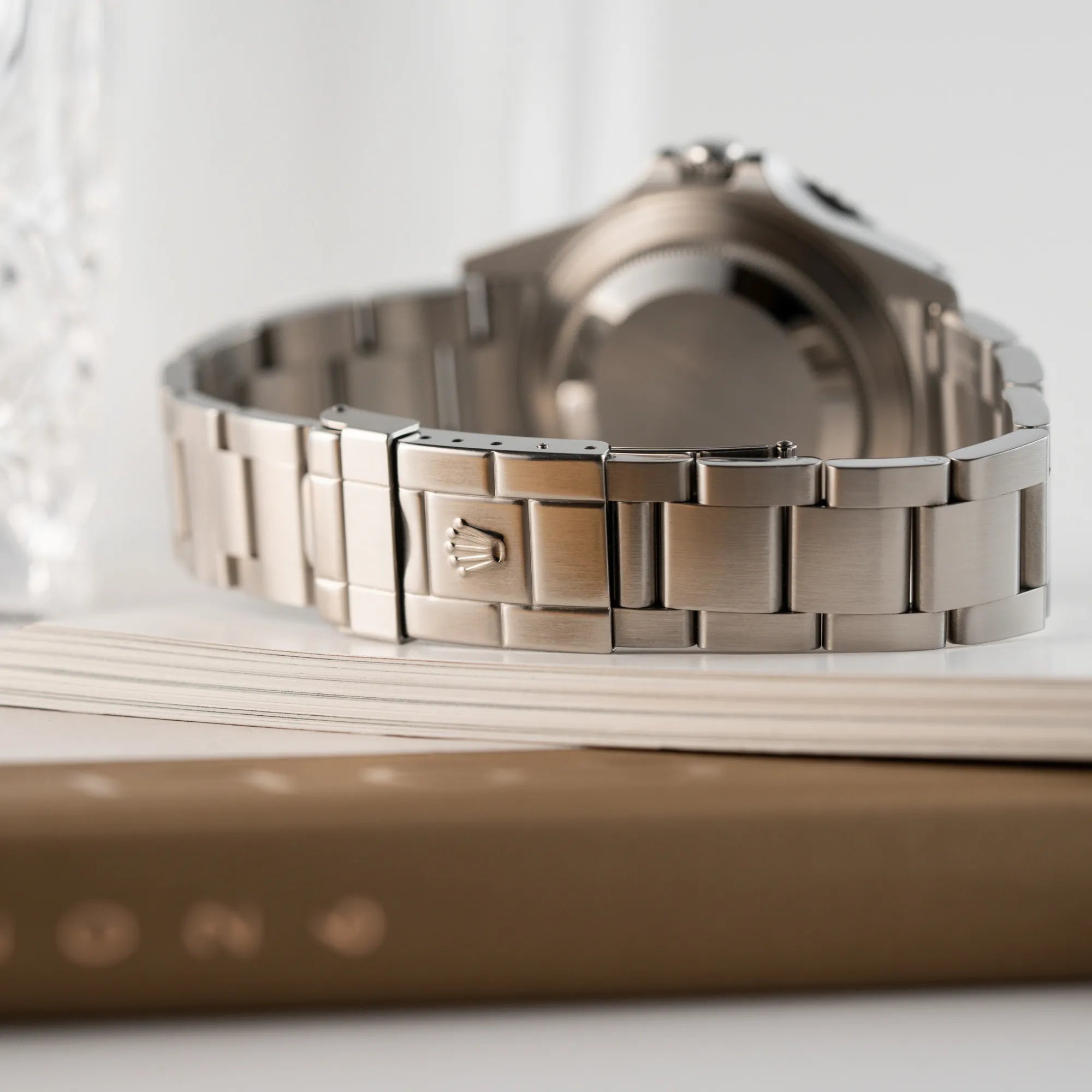 Produktfotografie zeigt die Oberflächenstruktur des Oyster-Stahlband und der Oyster-Stahl-Faltschliesse von der Rolex GMT-Master II 16710  aus 2001 mit schwarzem Aluminium-Lünetten-Inlay in einem neuwertigen Zustand