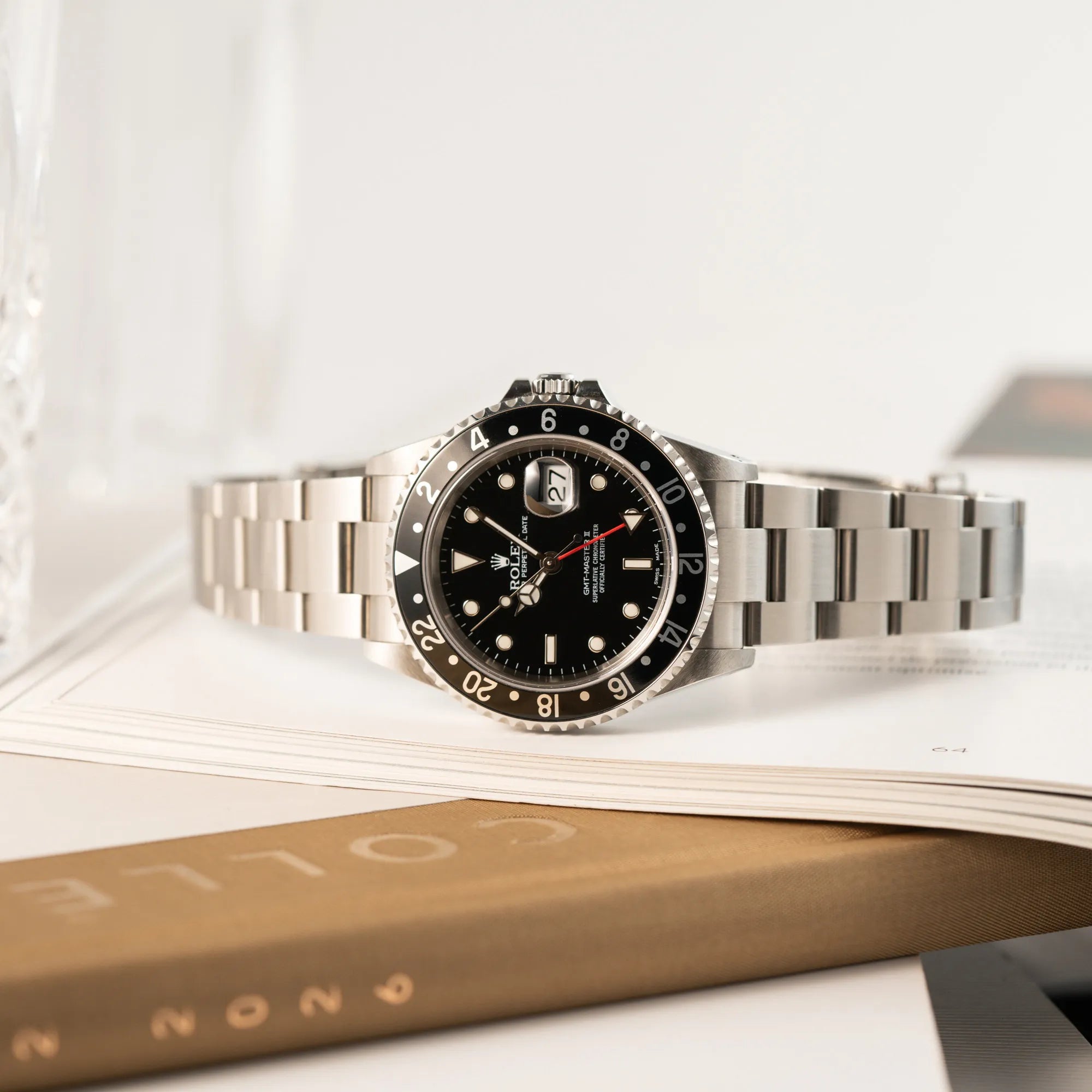 Produktfotografie als Titelbild der Rolex GMT-Master II 16710  aus 2001 mit schwarzem Aluminium-Lünetten-Inlay in einem neuwertigen Zustand