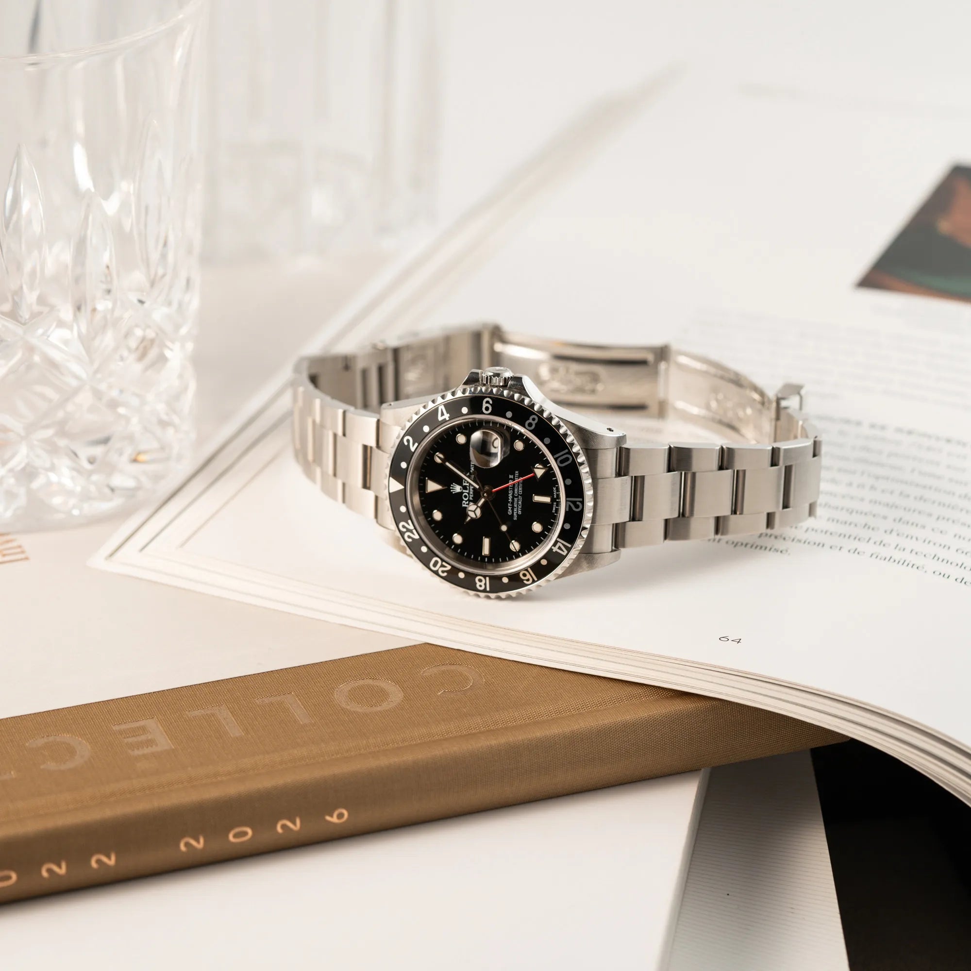 Produktfotografie der Rolex GMT-Master II 16710  aus 2001 mit schwarzem Aluminium-Lünetten-Inlay in einem neuwertigen Zustand