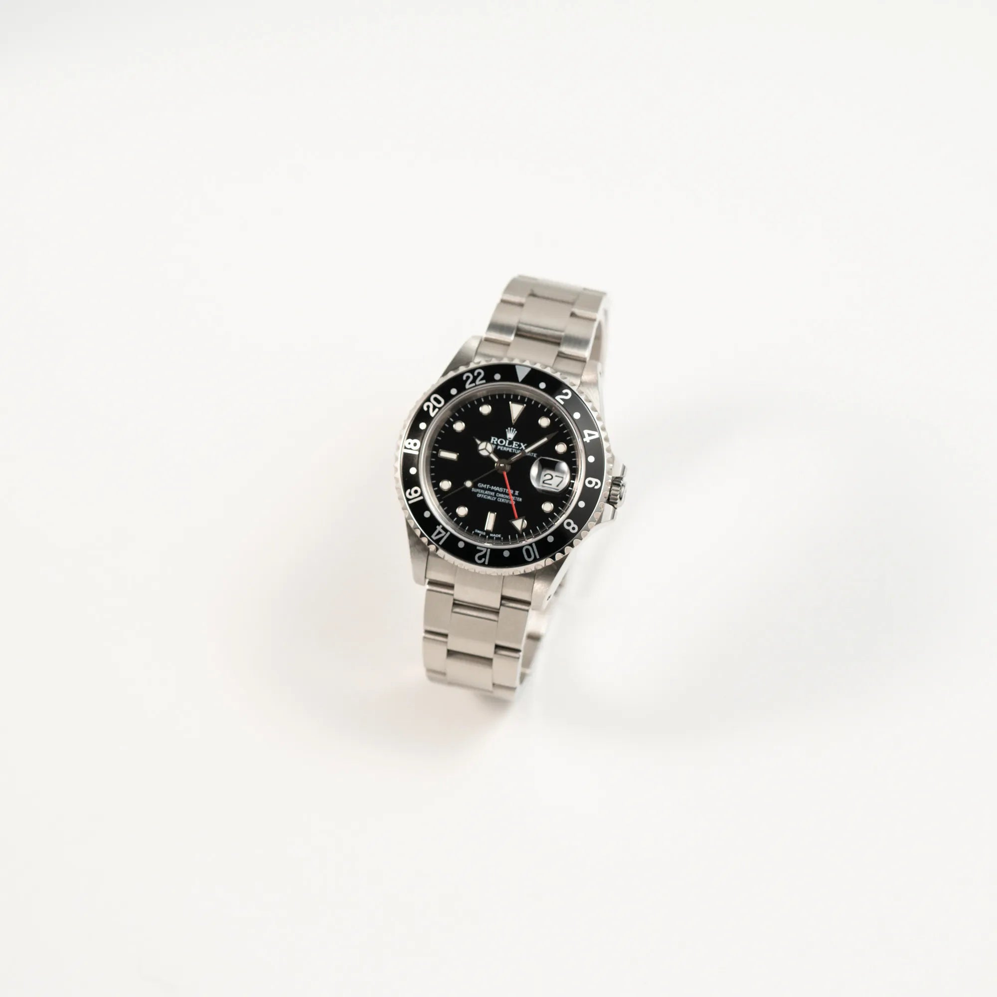 Leicht schräge Ansicht der Rolex GMT-Master II 16710  aus 2001 mit schwarzem Aluminium-Lünetten-Inlay in einem neuwertigen Zustand