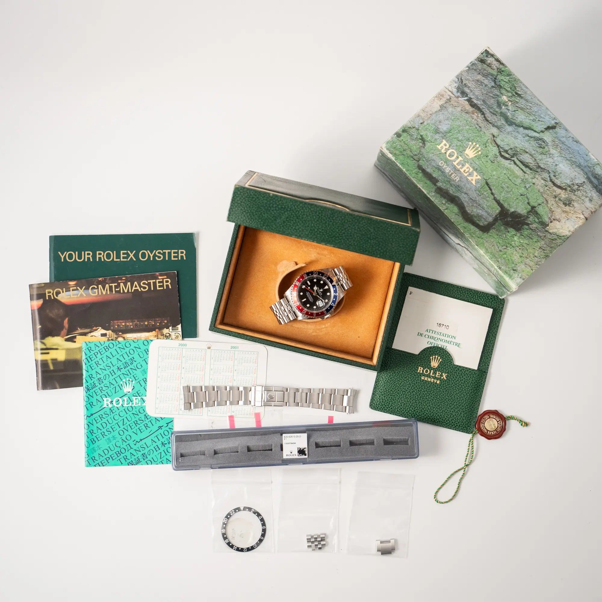 Lieferumfang zugehörig zu der Rolex GMT-Master II 16710 mit der blau-roten Pepsi-Lünette am Jubilee-Armband  bestehend aus Box mit Umkarton, originalen Papieren, Rolex-Kalender, zugehörigen Booklets, einer zusätzlichen schwarzen Lünetten-Einlage, Hangtag und  einem zusätzlichen Oyster-Armband 