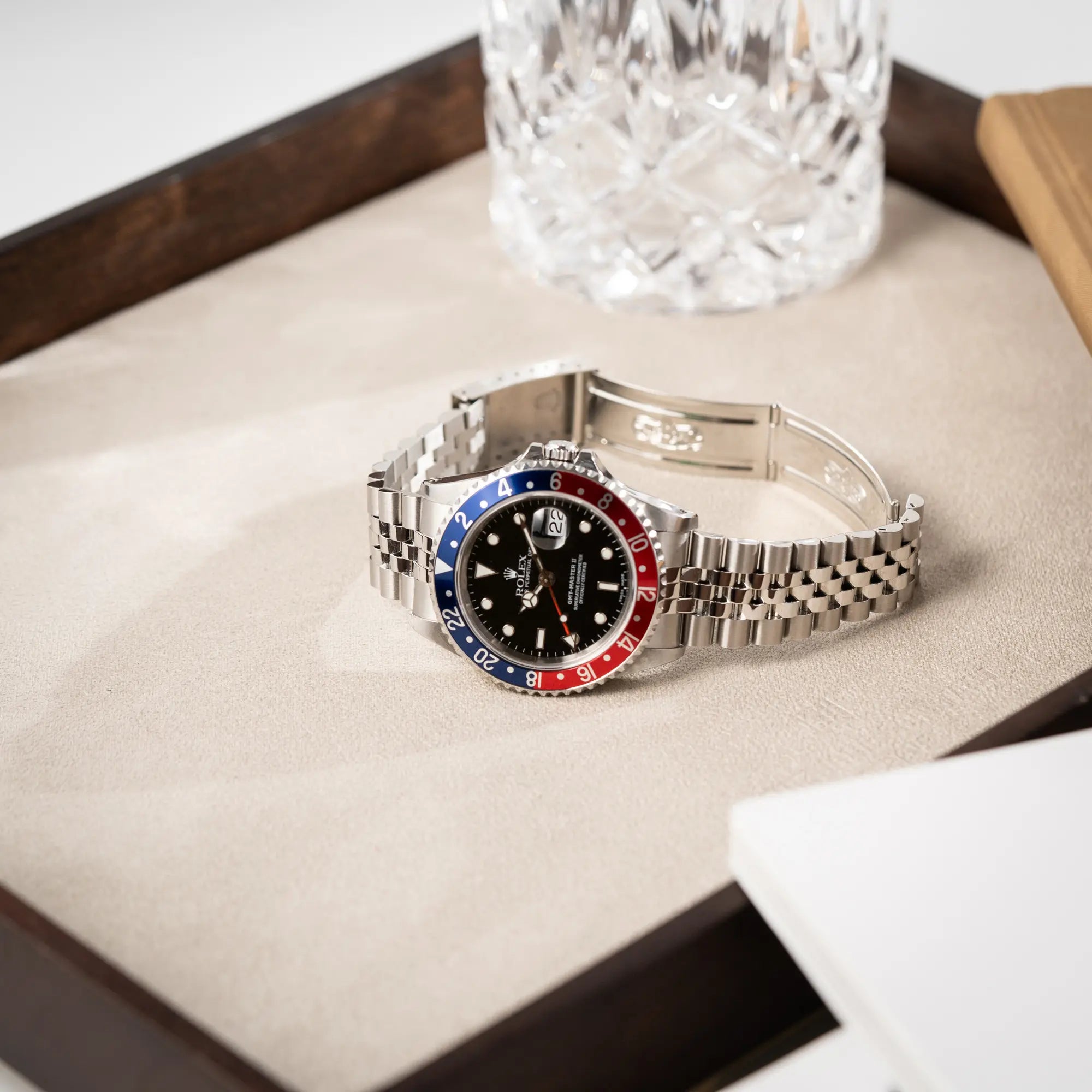 Produktfotografie der Rolex GMT-Master II 16710 mit der blau-roten Pepsi-Lünette am Jubilee-Armband 