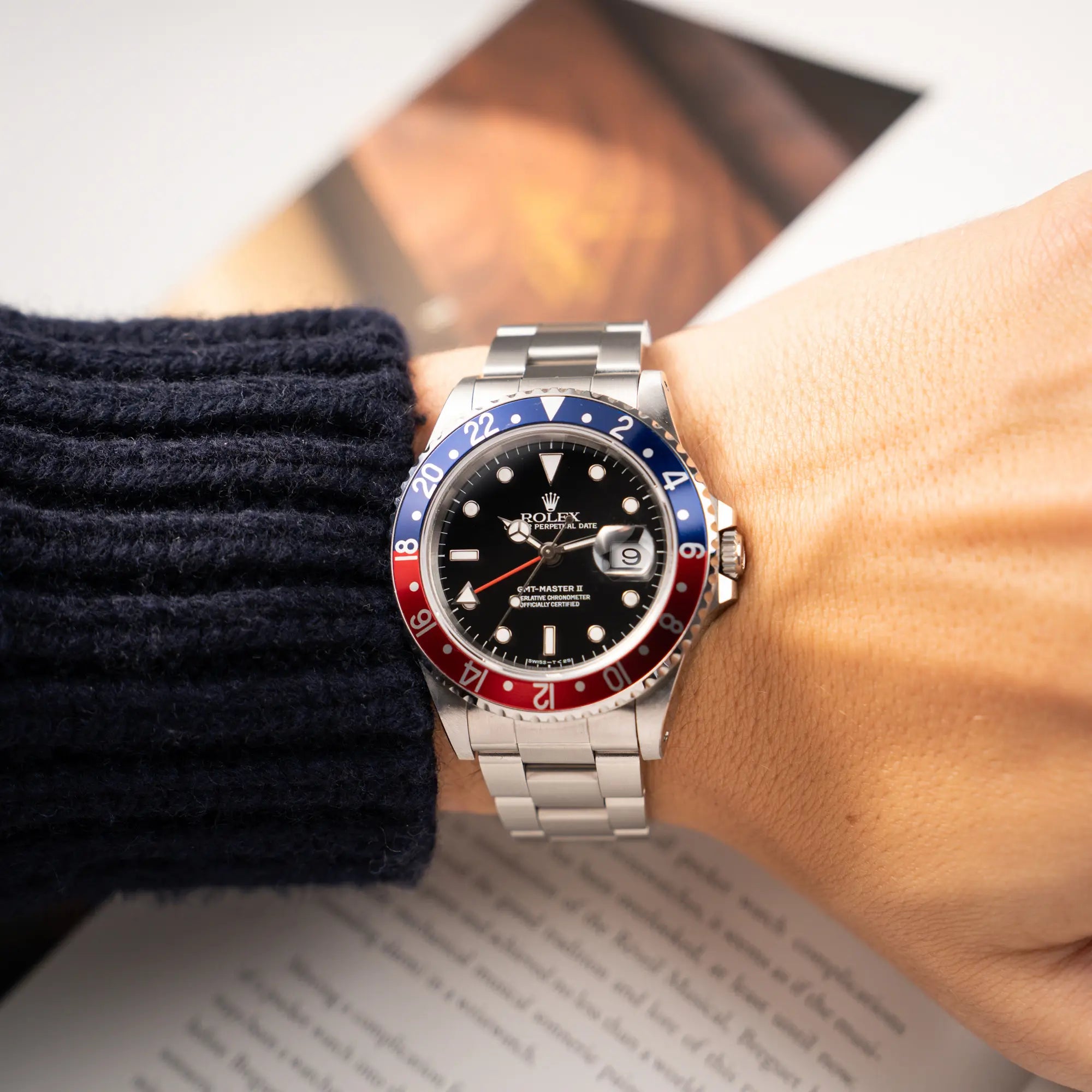 Wristshot mit der Rolex GMT Master 2 der Referenz 16710 aus der T-Serie mit blau-roter Pepsi-Lünette