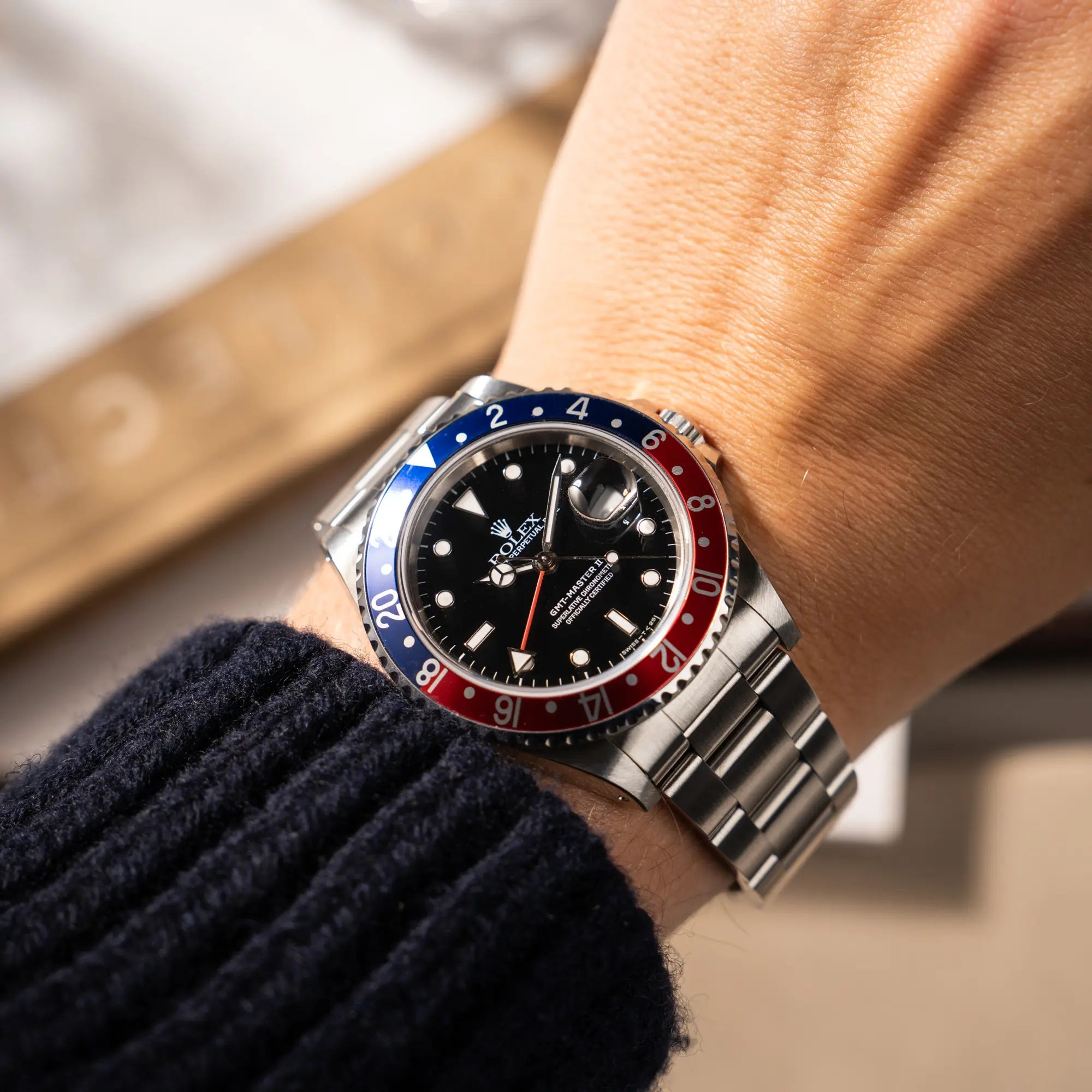 Mann trägt die Rolex GMT Master 2 der Referenz 16710 aus der T-Serie mit blau-roter Pepsi-Lünette für einen Wristshot an seinem Arm