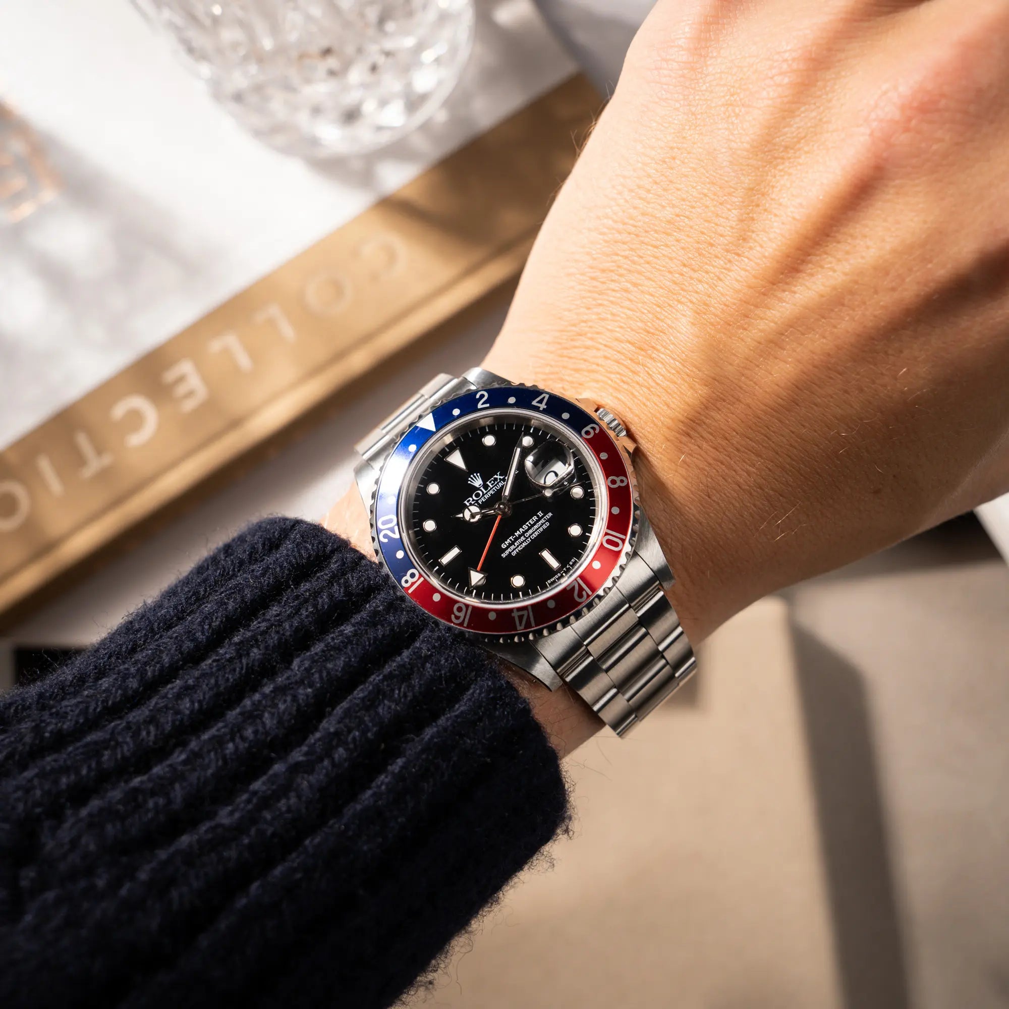 Mann trägt die Rolex GMT Master 2 der Referenz 16710 aus der T-Serie mit blau-roter Pepsi-Lünette an seinem Handgelenk