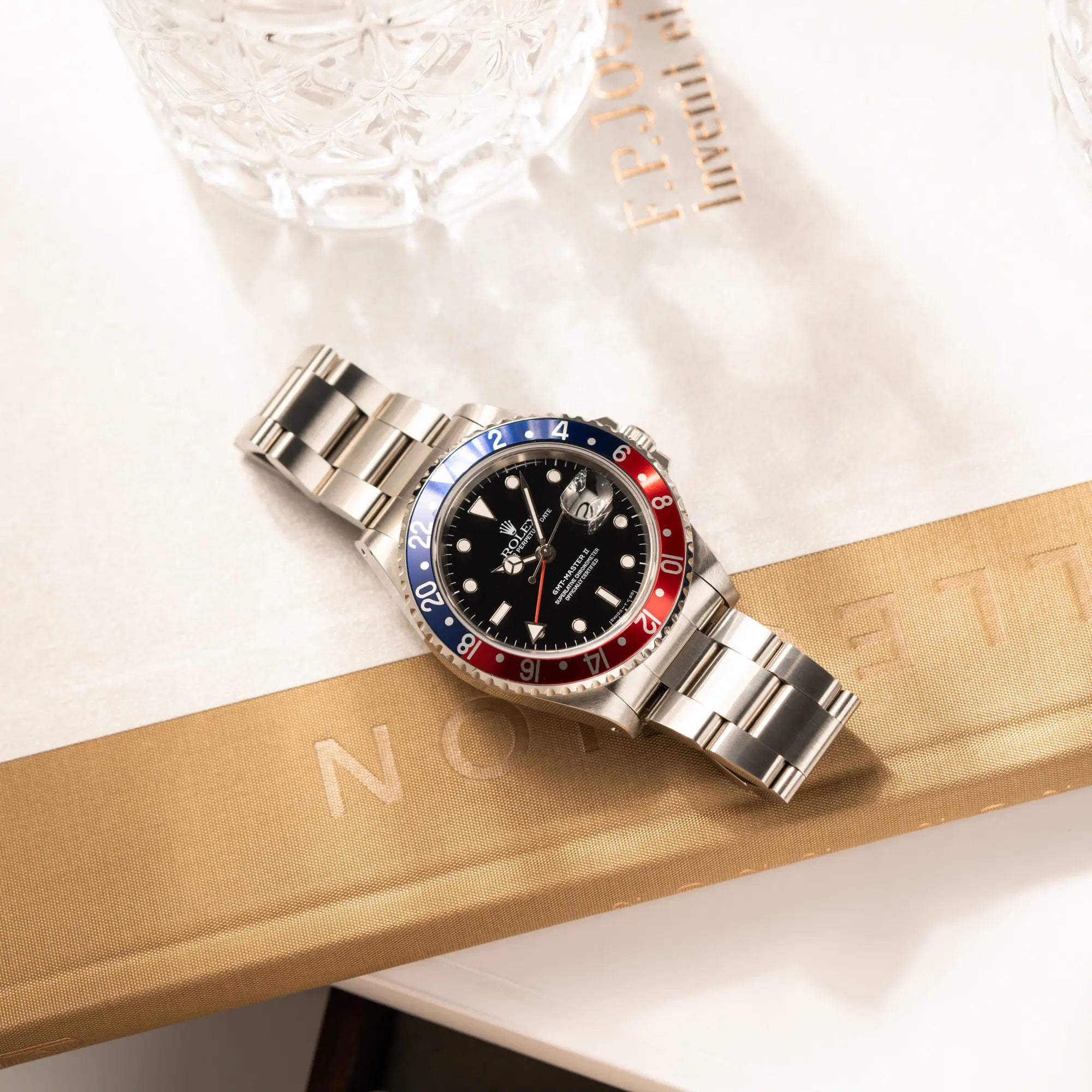 Produktfotografie der Rolex GMT Master 2 der Referenz 16710 aus der T-Serie mit blau-roter Pepsi-Lünette