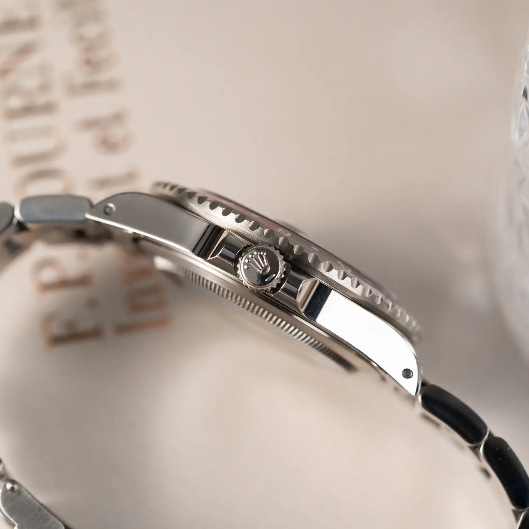 Produktfotografie der Rolex GMT Master 2 der Referenz 16710 aus der T-Serie mit blau-roter Pepsi-Lünette zeigt die Aufzugskrone 