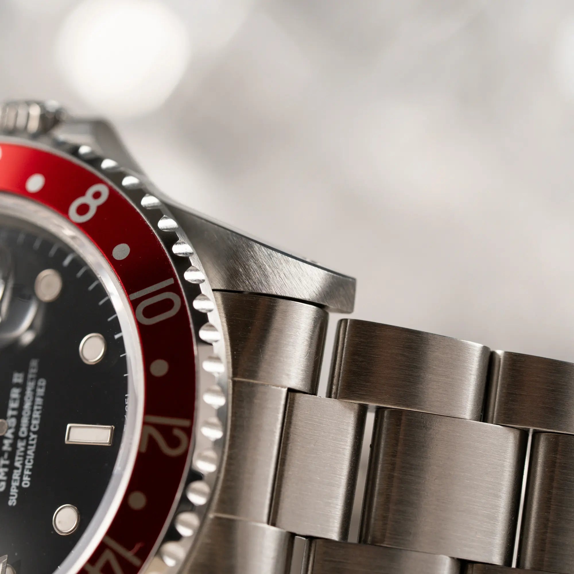 Makroaufnahme des Bandanstoßes der Rolex GMT Master 2 der Referenz 16710 aus der T-Serie mit blau-roter Pepsi-Lünette