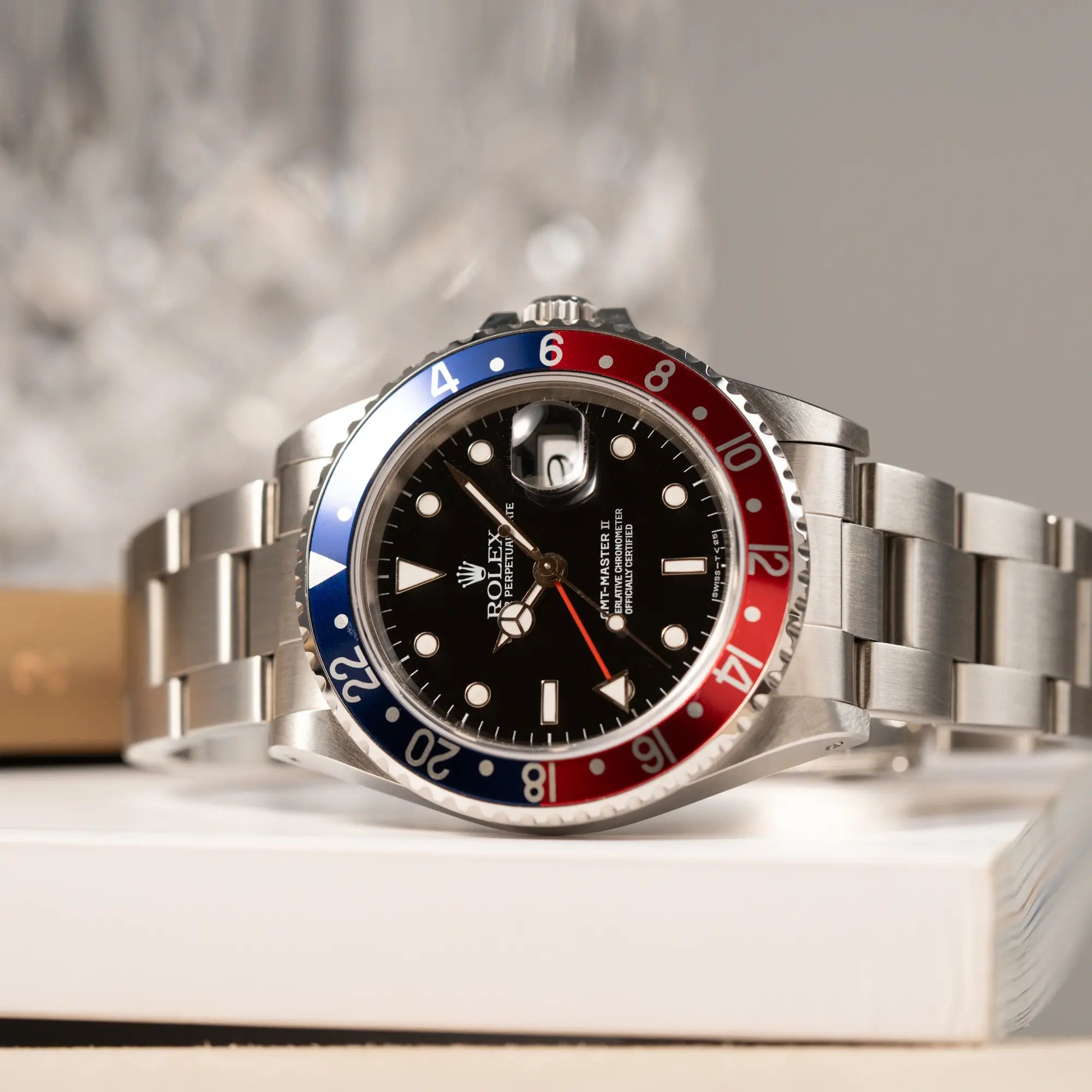 Nahe Produktfotografie der Rolex GMT Master 2 der Referenz 16710 aus der T-Serie mit blau-roter Pepsi-Lünette