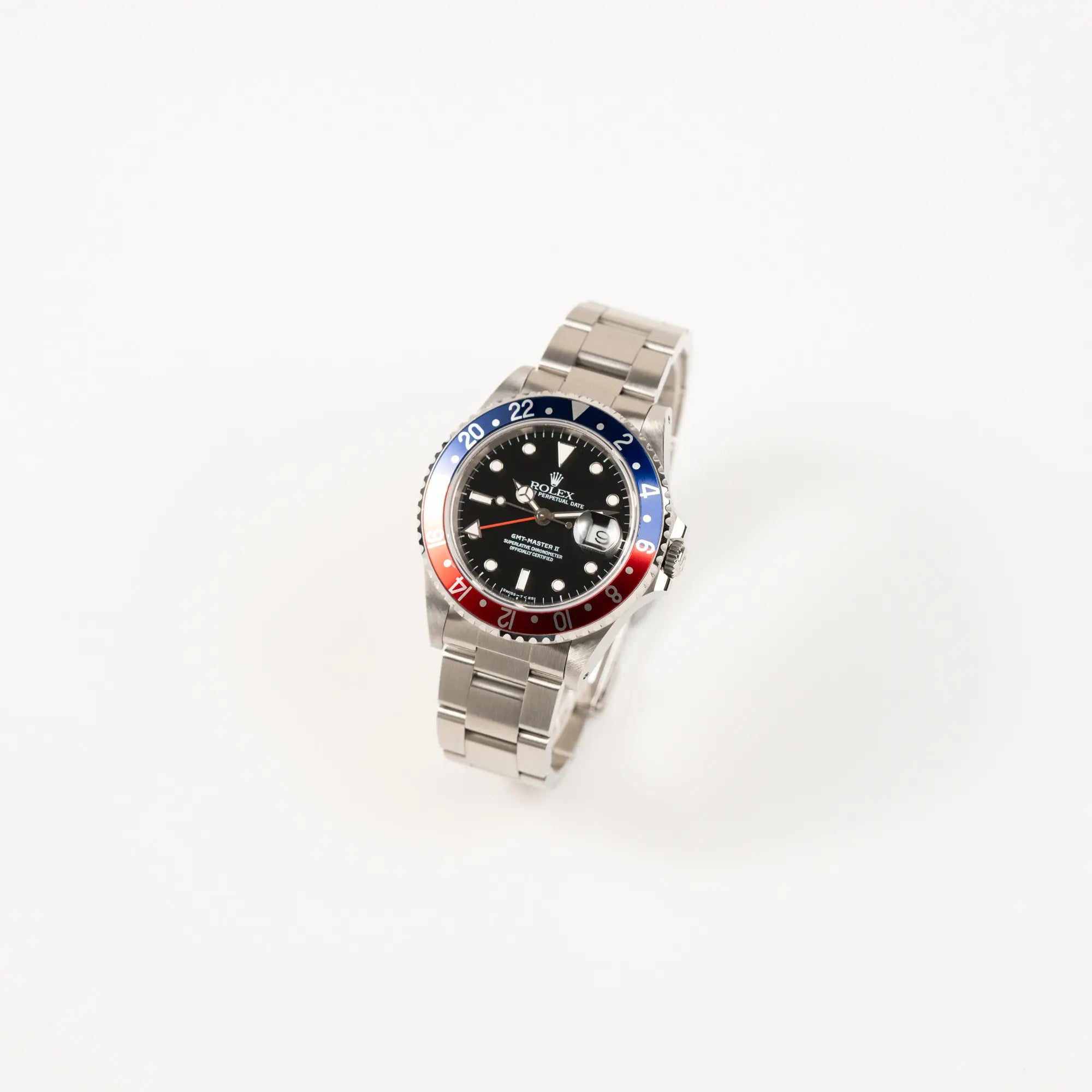 Leicht schräge Ansicht der Rolex GMT Master 2 der Referenz 16710 aus der T-Serie mit blau-roter Pepsi-Lünette