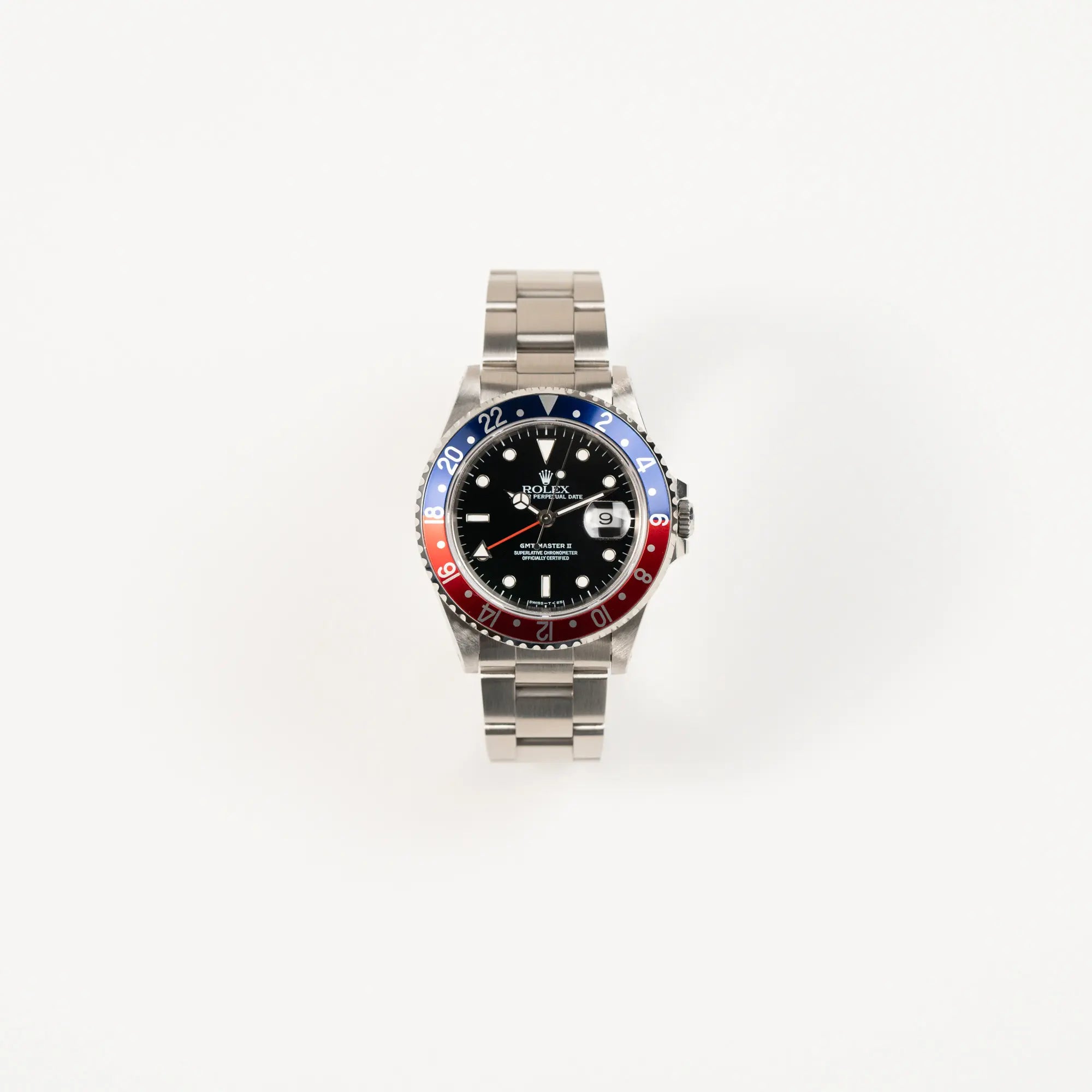 Frontale Ansicht der Rolex GMT Master 2 der Referenz 16710 aus der T-Serie mit blau-roter Pepsi-Lünette