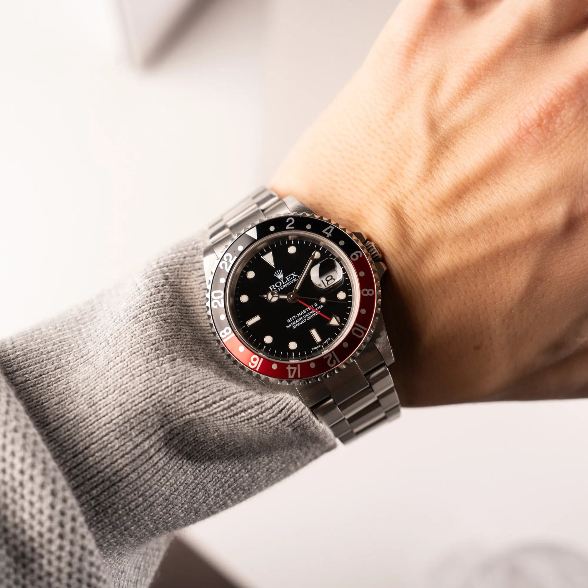 Wristshot mit der Rolex GMT-Master II 16710 in Edelstahl mit schwarz-roten "Coke" Lünetten-Inlay