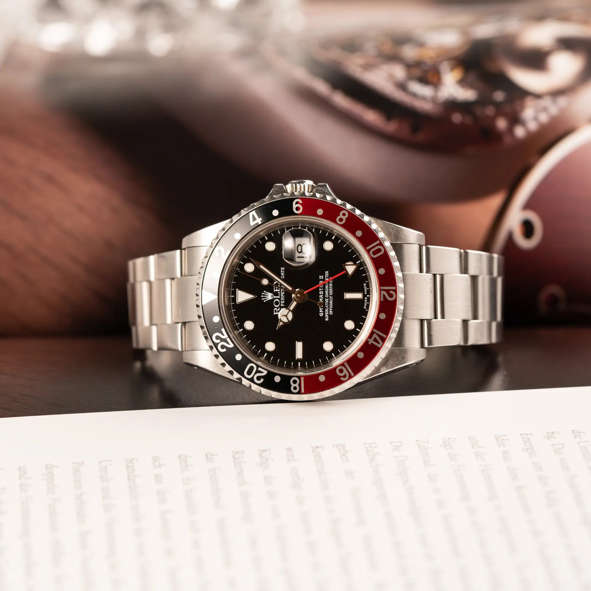 Produktfotografie als Titelbild der Rolex GMT-Master II 16710 in Edelstahl mit schwarz-roten "Coke" Lünetten-Inlay