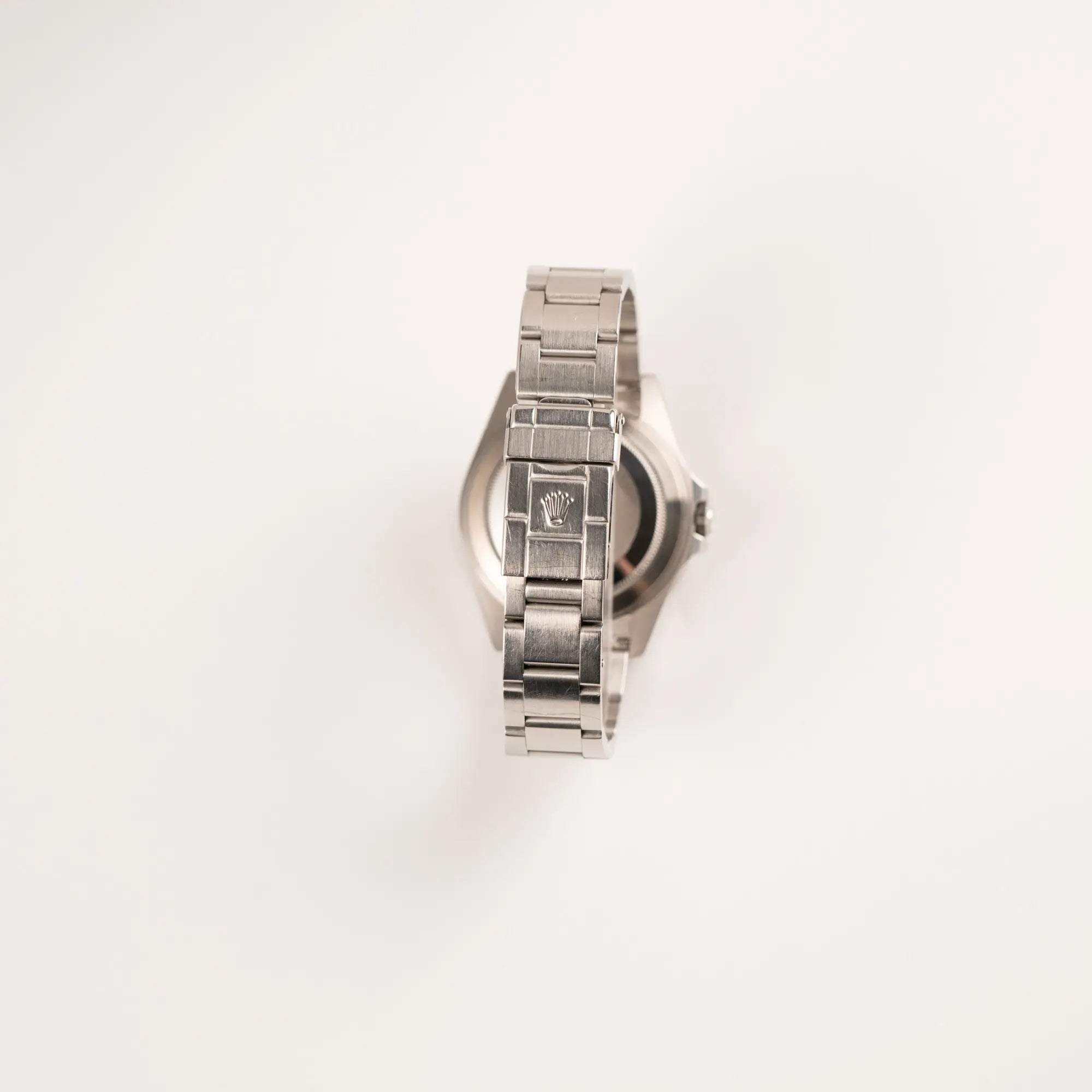 Blick auf das Oyster-Stahlband und die Oyster-Faltschliesse der Rolex GMT-Master II 16710 in Edelstahl mit schwarz-roten "Coke" Lünetten-Inlay