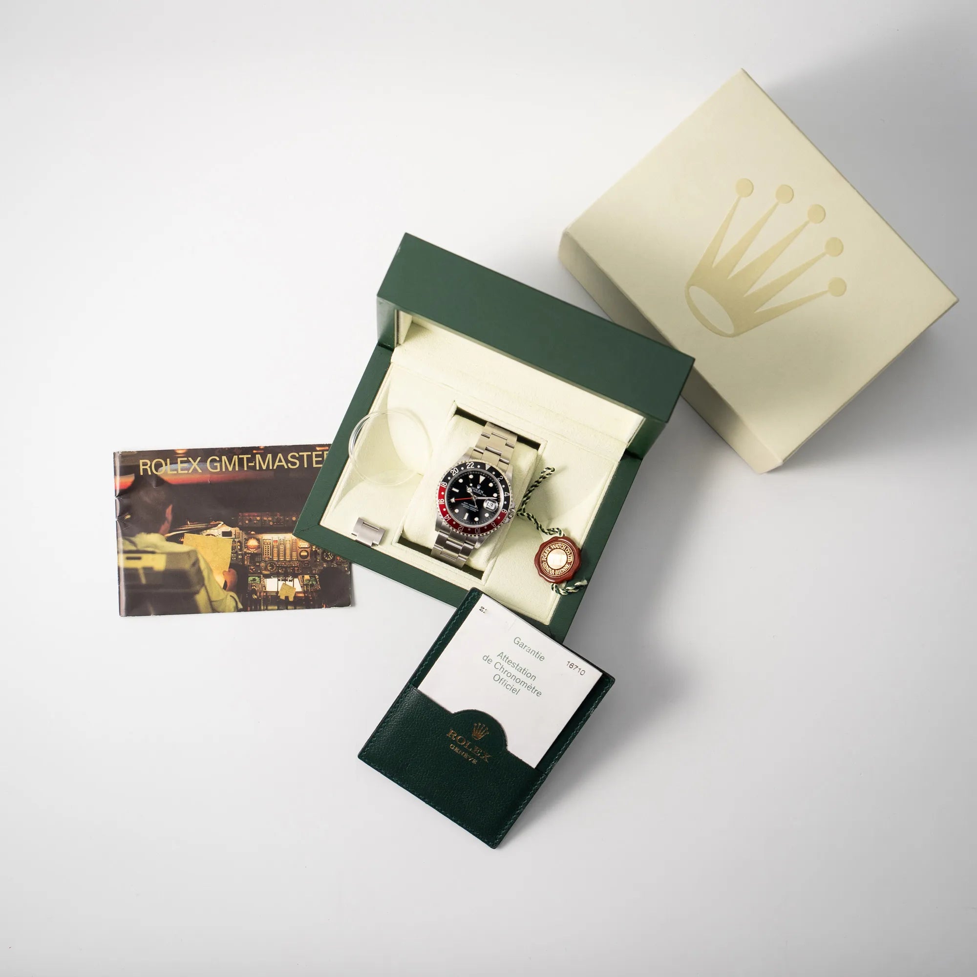 Rolex GMT-Master II der Referenz 16710 mit der schwarz-roten "Coke"-Lünette aus 2007 mit dem "No-Hole"-Uhrengehäuse zusammen mit dem Lieferumfang bestehend aus Box mit Umkarton & Papieren, Hangtag, Booklet und Lünettenschutz