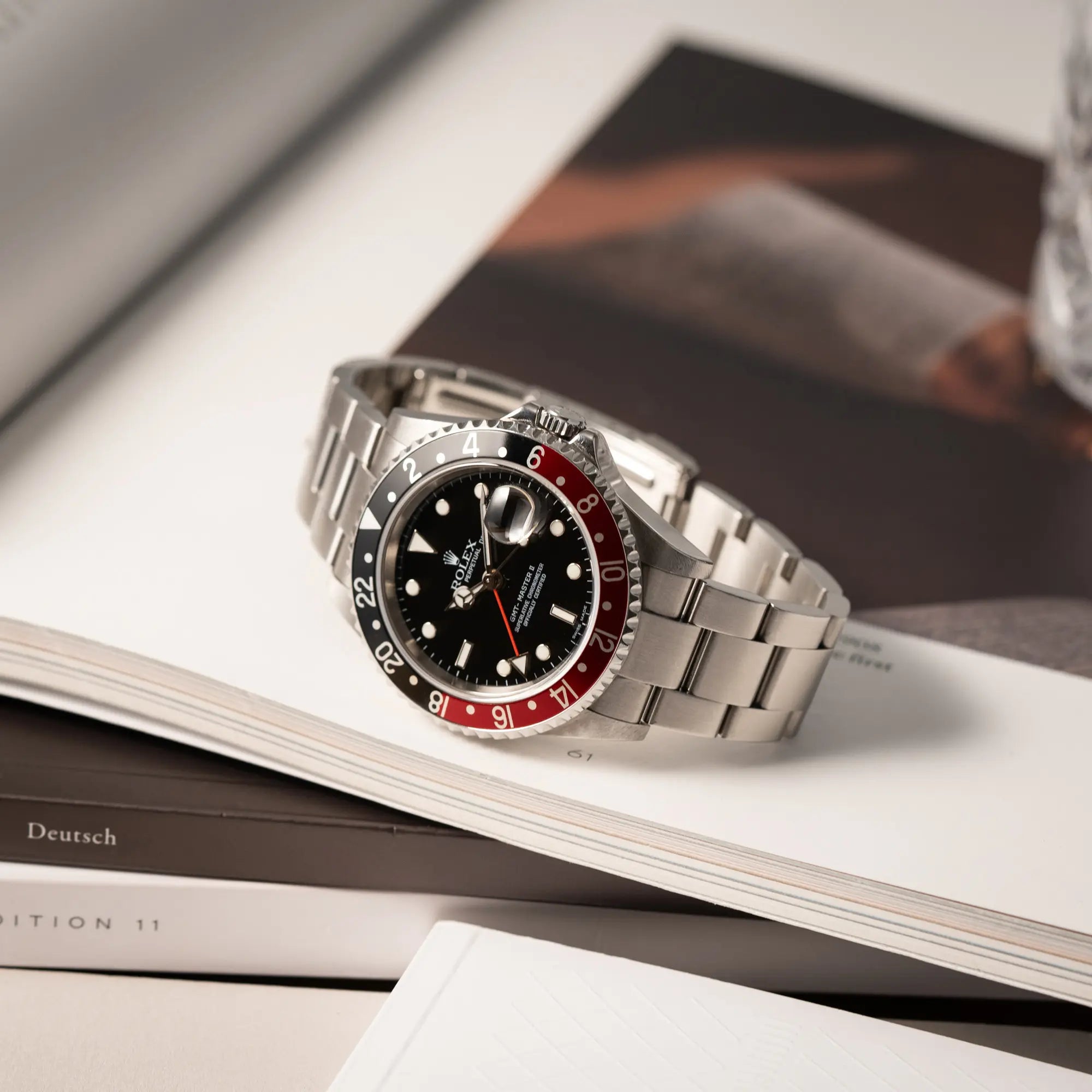 Produktfotografie der Rolex GMT-Master II der Referenz 16710 mit der schwarz-roten "Coke"-Lünette aus 2007 mit dem "No-Hole"-Uhrengehäuse