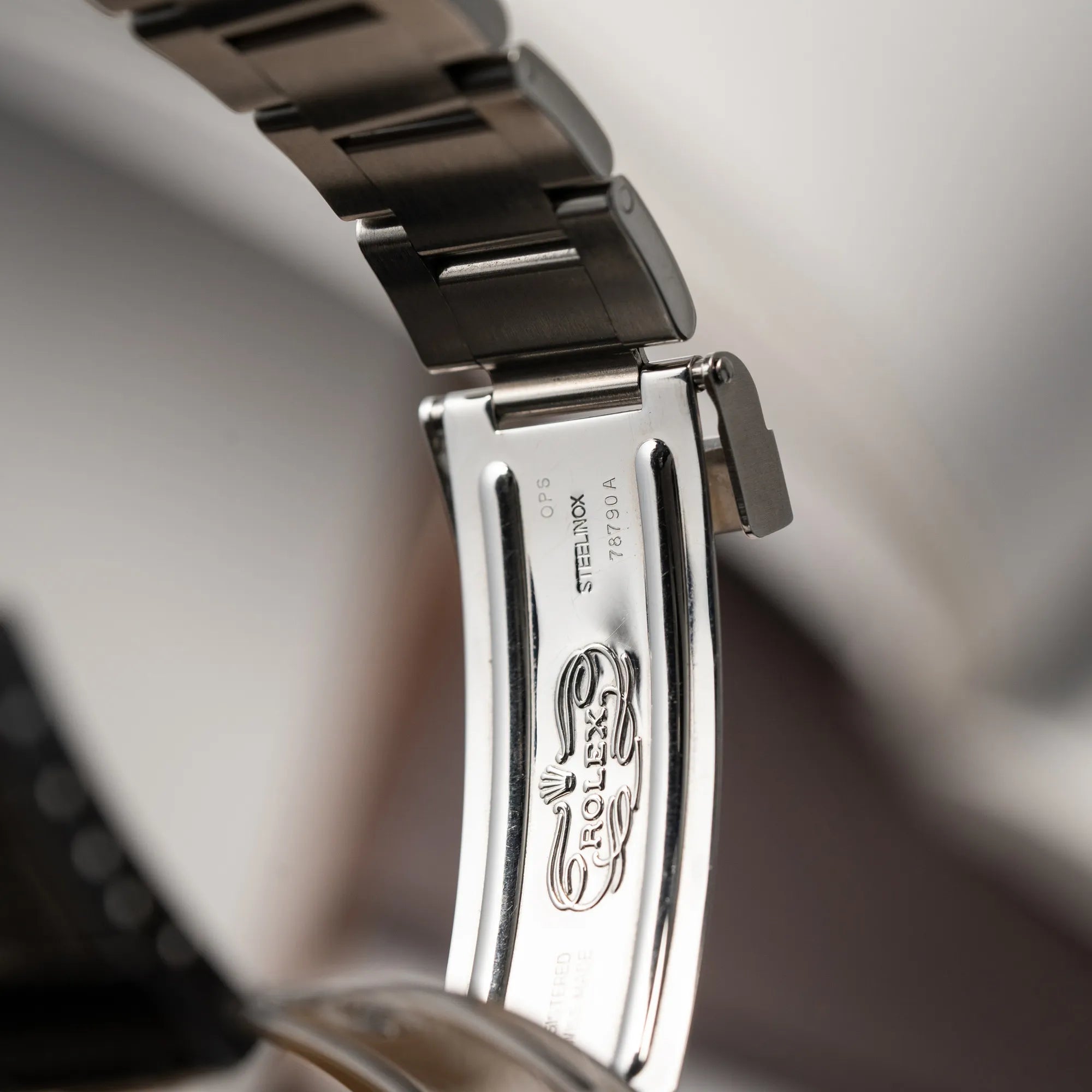 Detailaufnahme der Oyster-Faltschliesse der Rolex GMT-Master II der Referenz 16710 mit der schwarz-roten "Coke"-Lünette aus 2007 mit dem "No-Hole"-Uhrengehäuse