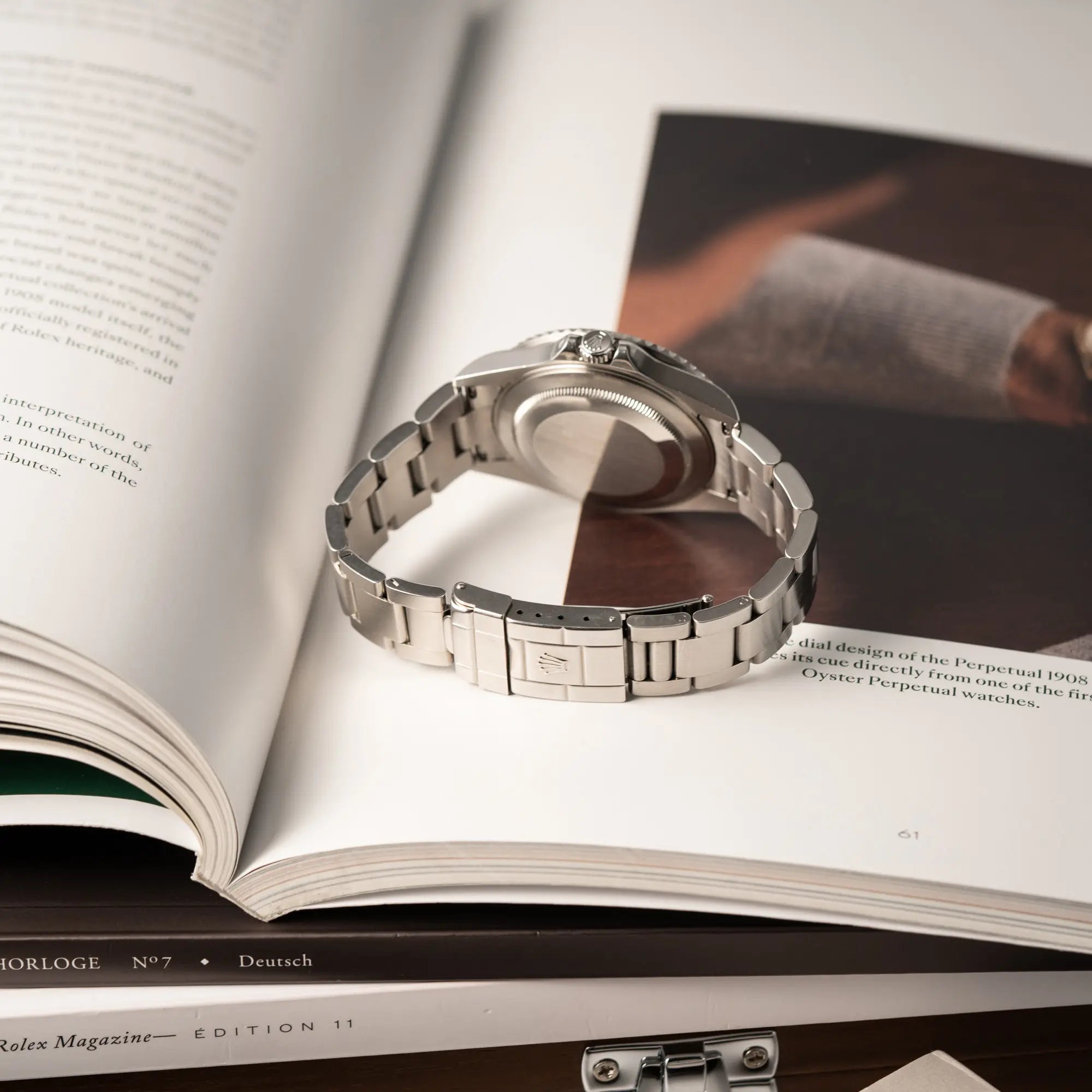 Geschlossene Oyster-Stahl-Faltschliesse der Rolex GMT-Master II der Referenz 16710 mit der schwarz-roten "Coke"-Lünette aus 2007 mit dem "No-Hole"-Uhrengehäuse